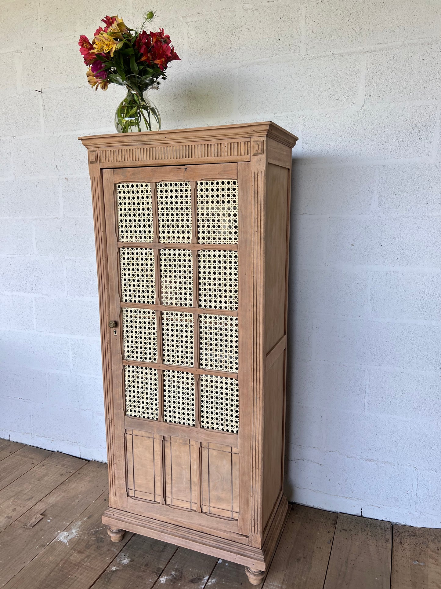 Petite bibliothèque, cannage et bois, adorable.