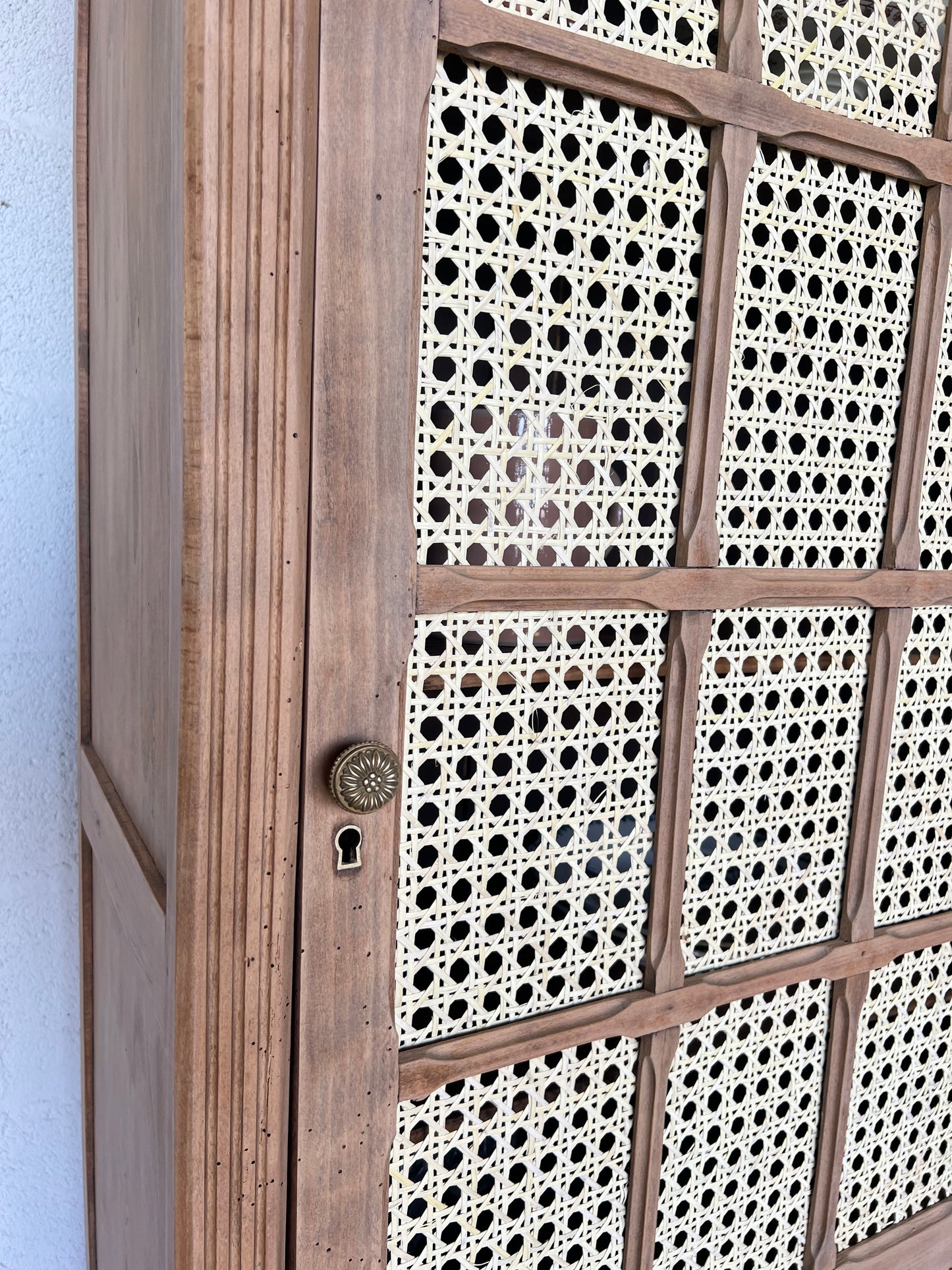 Petite bibliothèque, cannage et bois, adorable.
