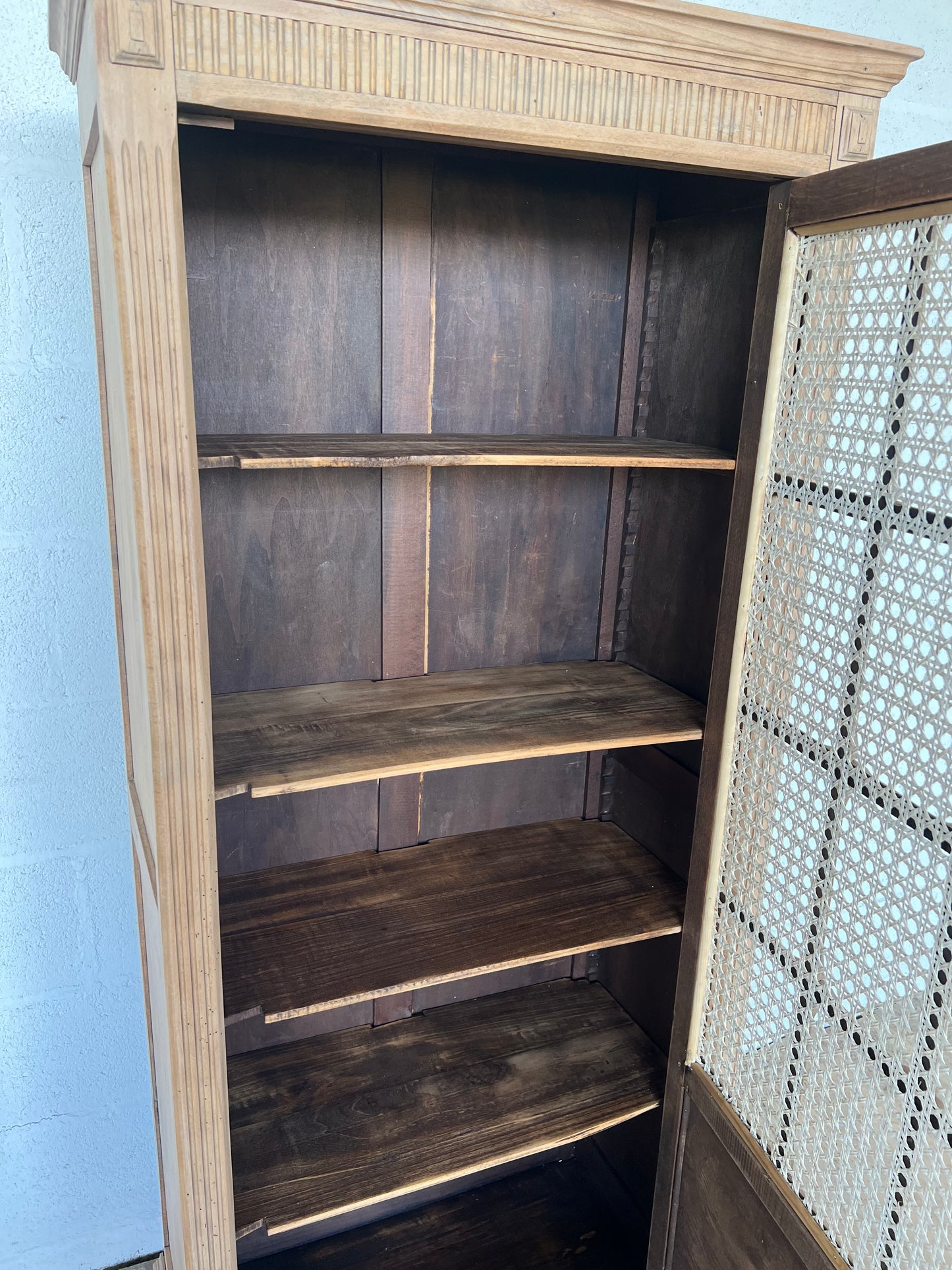 Petite bibliothèque, cannage et bois, adorable.