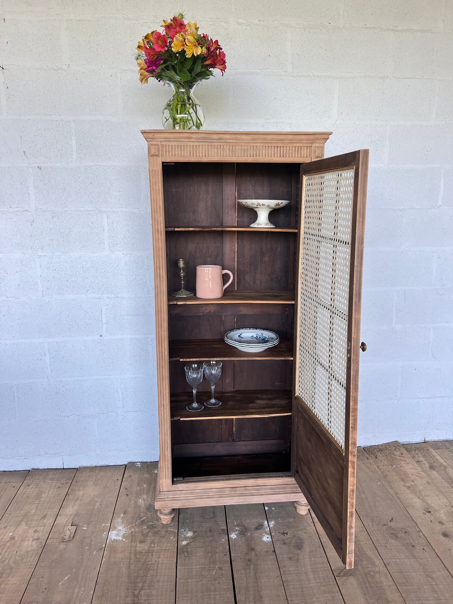 Petite bibliothèque, cannage et bois, adorable.