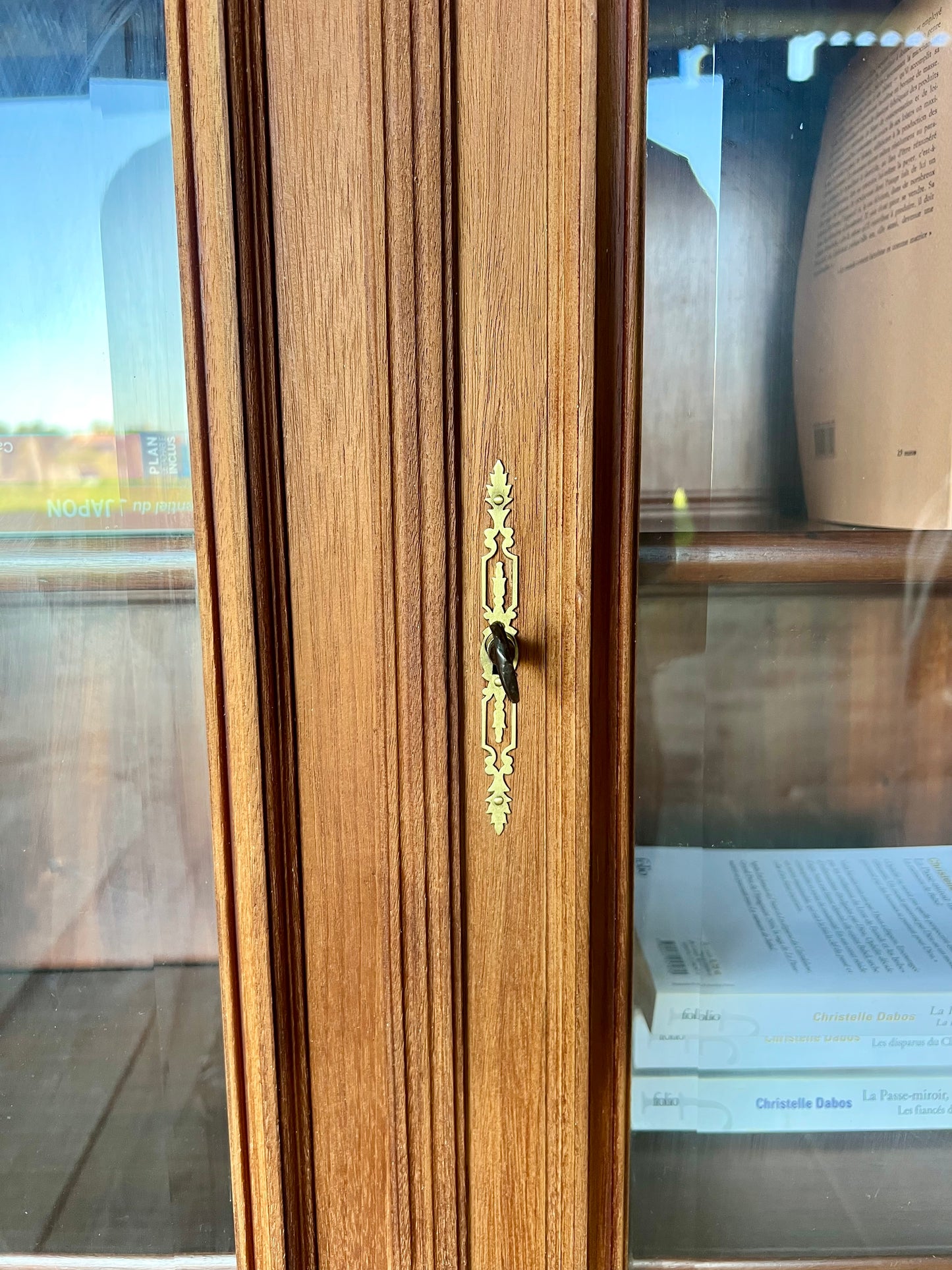 Petite vitrine, vitres biseautés, plateau légèrement marqué, sinon très bon état.