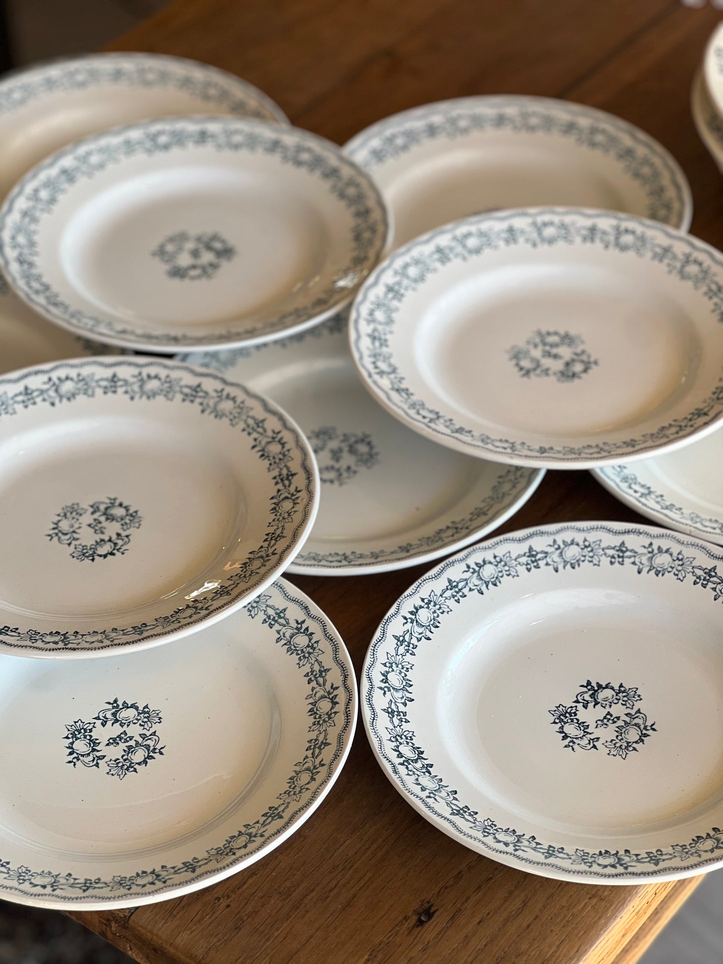 10 assiettes plates Saint Amand, en parfait état.