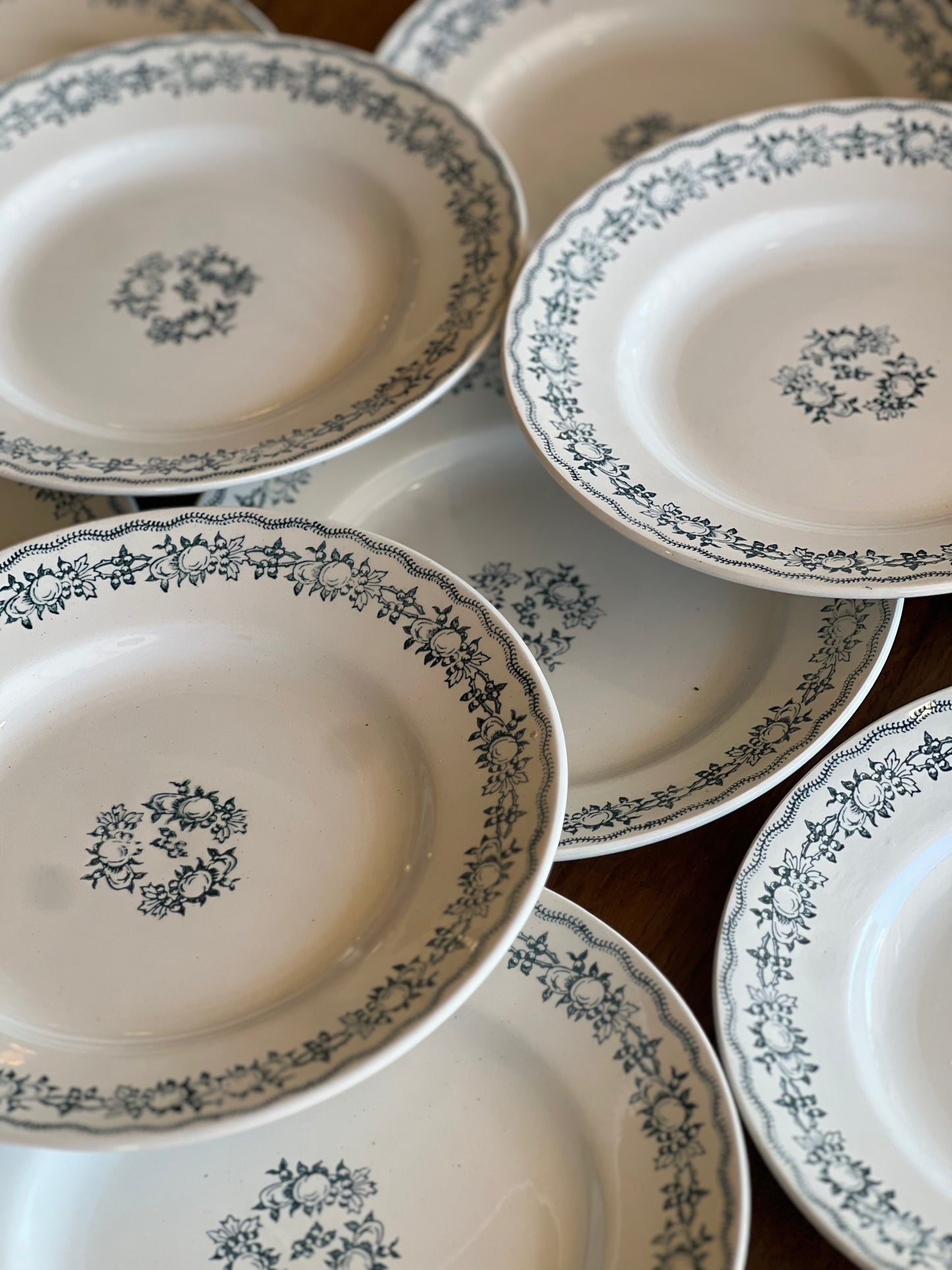 10 assiettes plates Saint Amand, en parfait état.