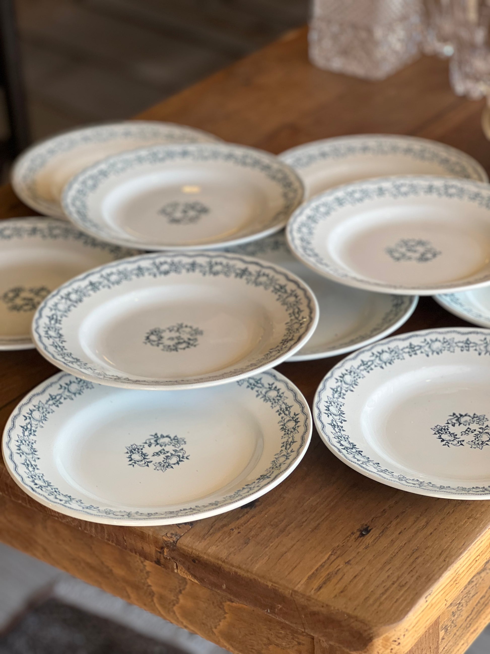 10 assiettes plates Saint Amand, en parfait état.