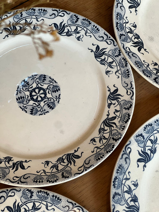 4 assiettes plates Sarreguemines modèle Roxane, certaines sont tachées mais ni ébréchées ni fêlées.