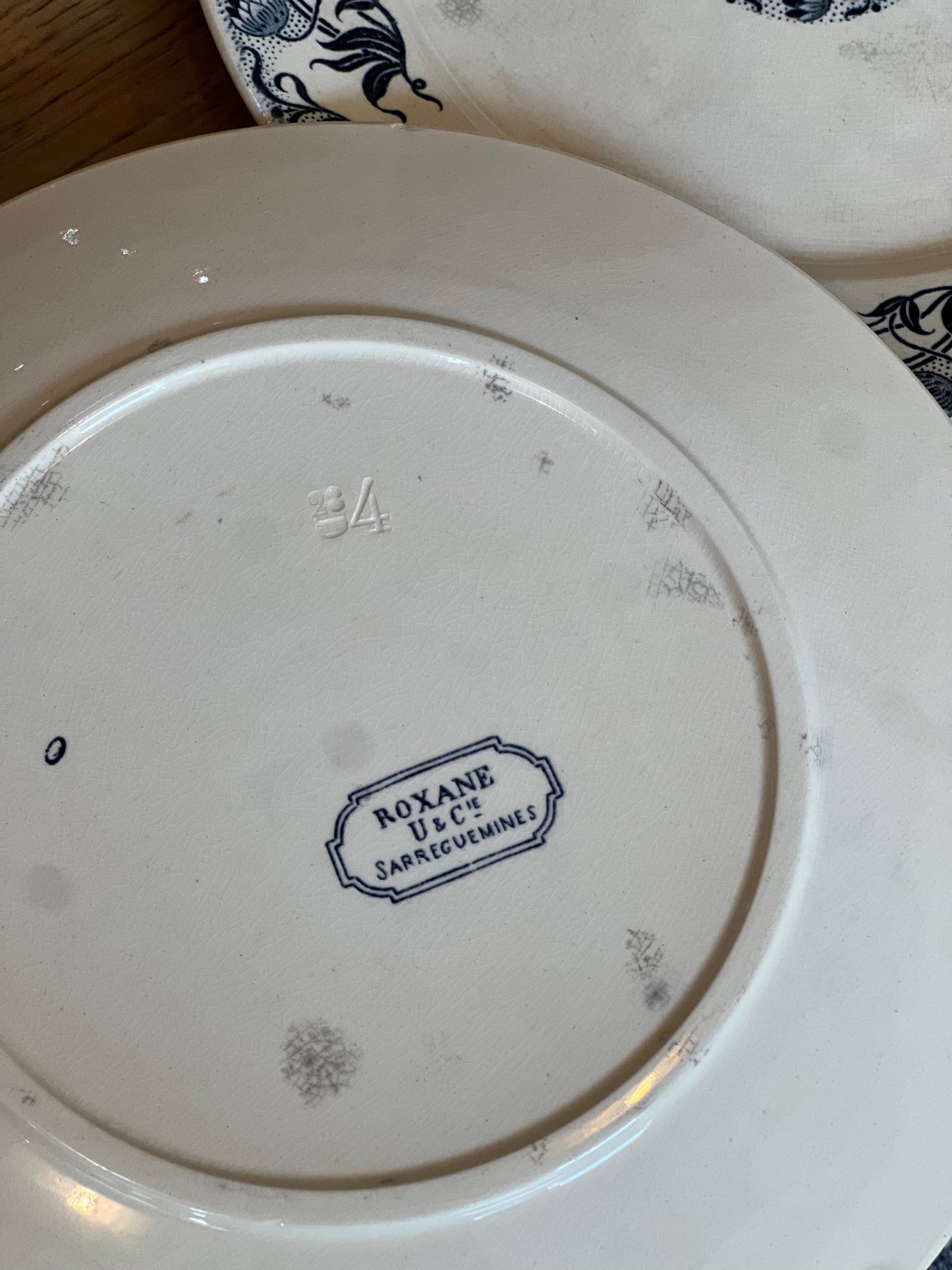 4 assiettes plates Sarreguemines modèle Roxane, certaines sont tachées mais ni ébréchées ni fêlées.