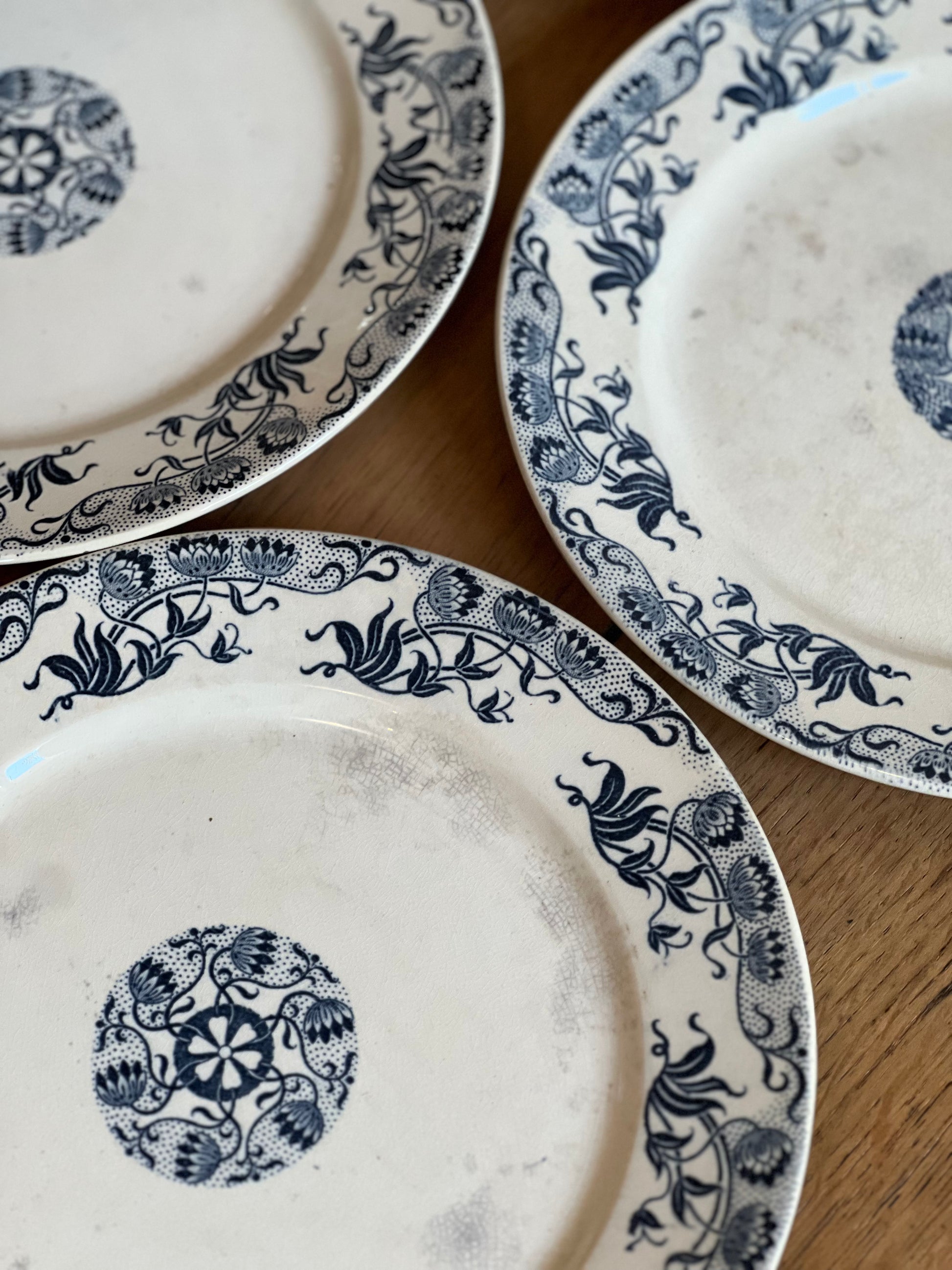 4 assiettes plates Sarreguemines modèle Roxane, certaines sont tachées mais ni ébréchées ni fêlées.