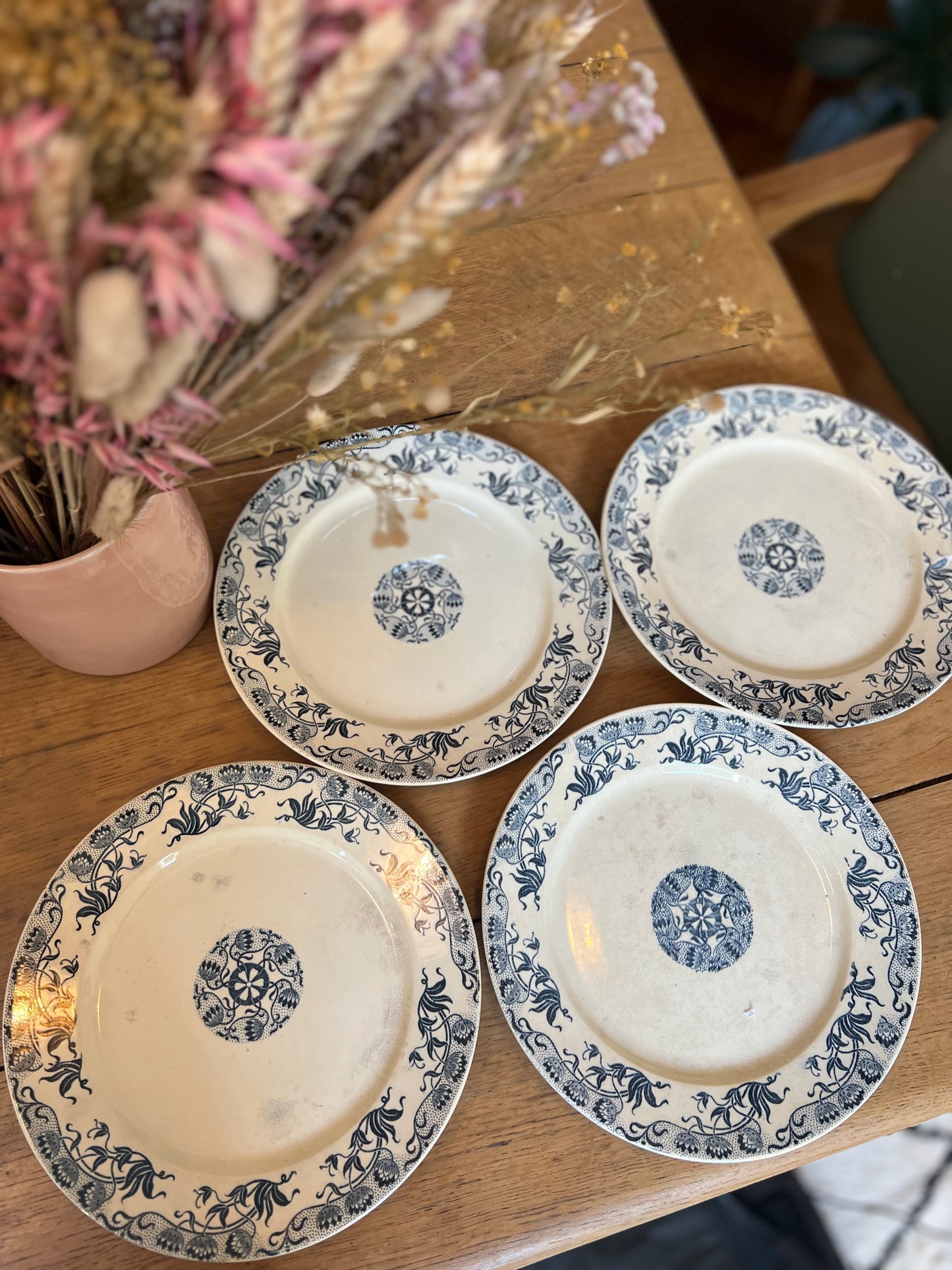 4 assiettes plates Sarreguemines modèle Roxane, certaines sont tachées mais ni ébréchées ni fêlées.
