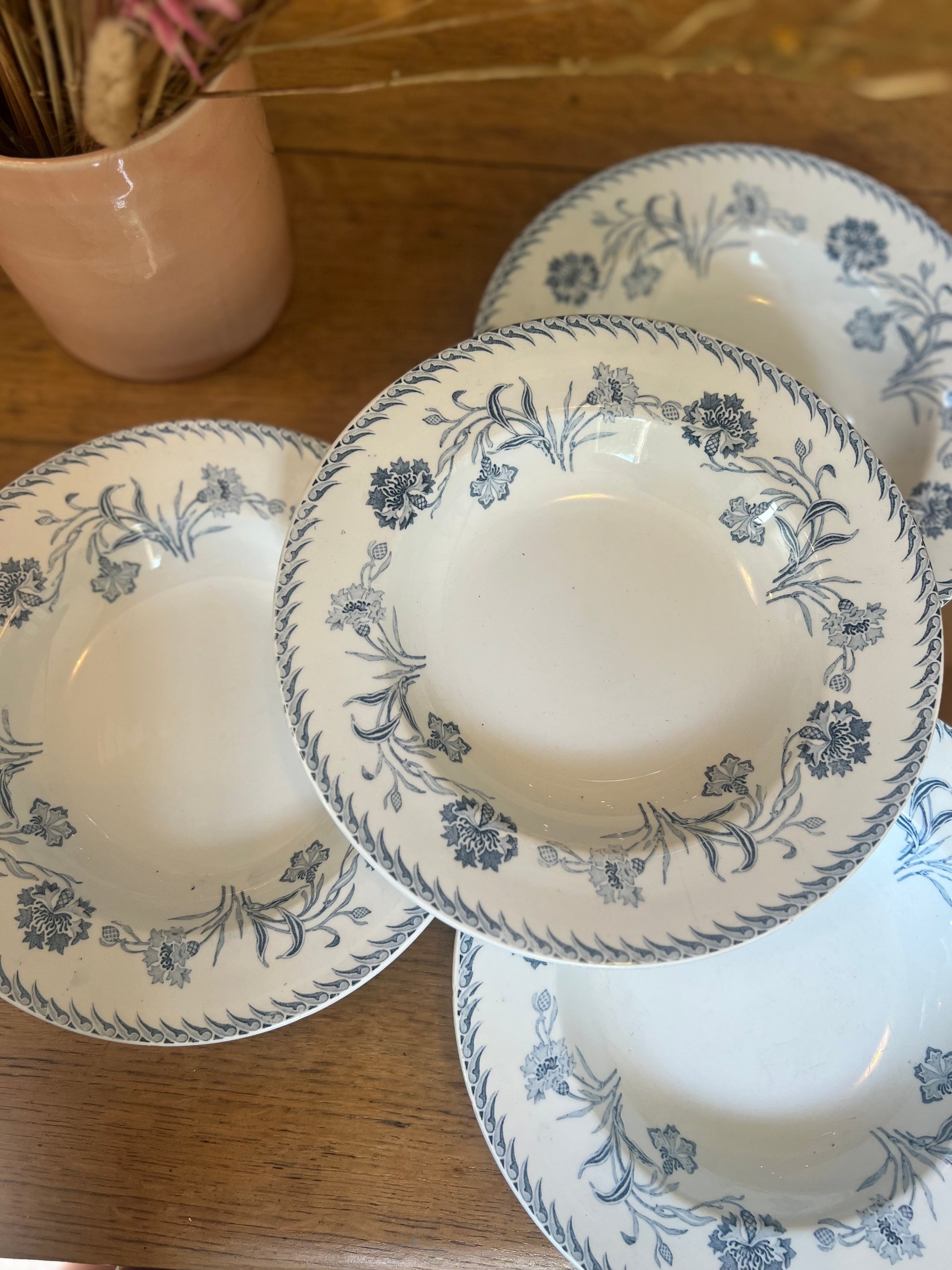 4 assiettes à soupe Luneville modèle Lutèce, parfait état.