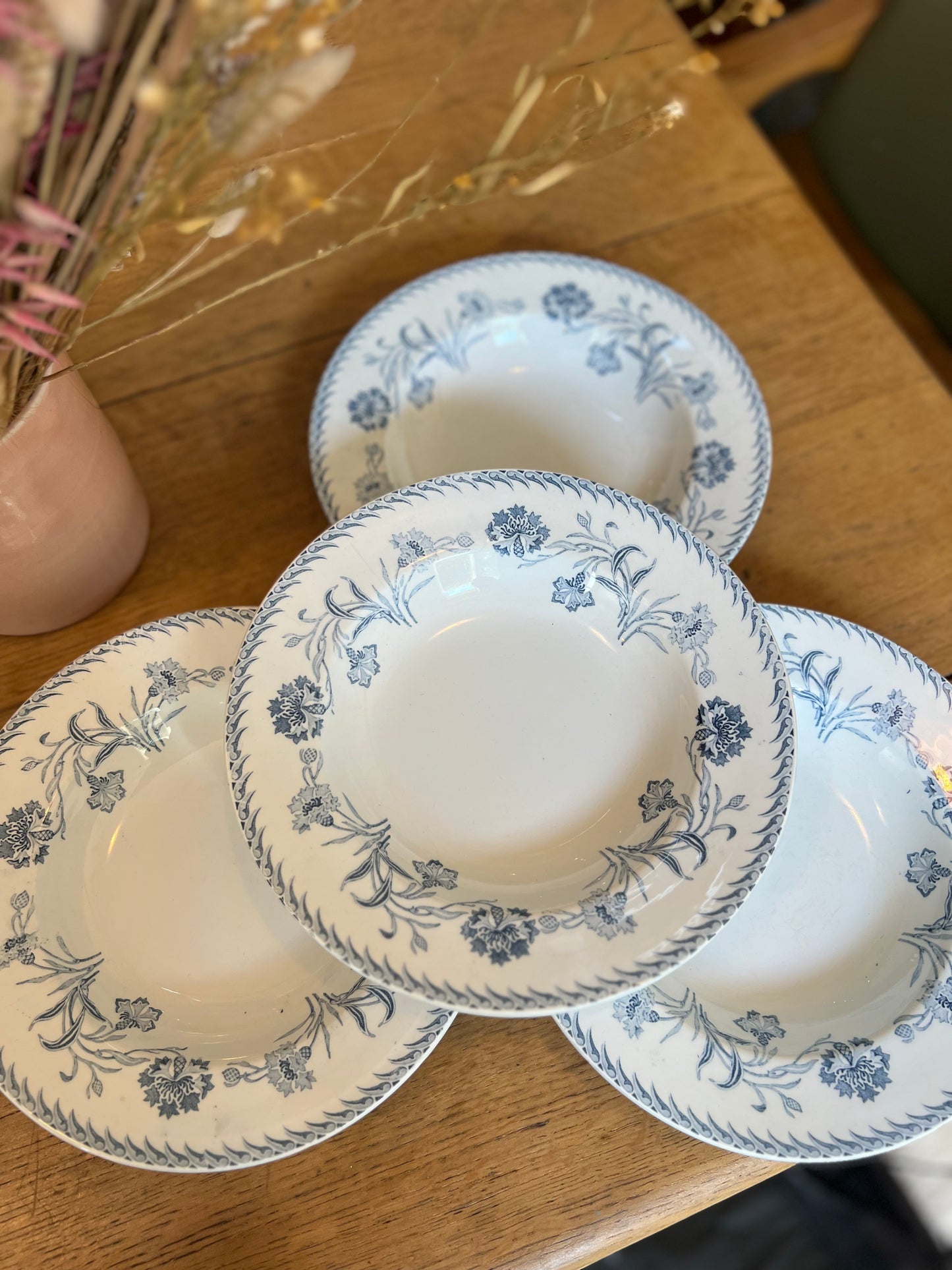 4 assiettes à soupe Luneville modèle Lutèce, parfait état.