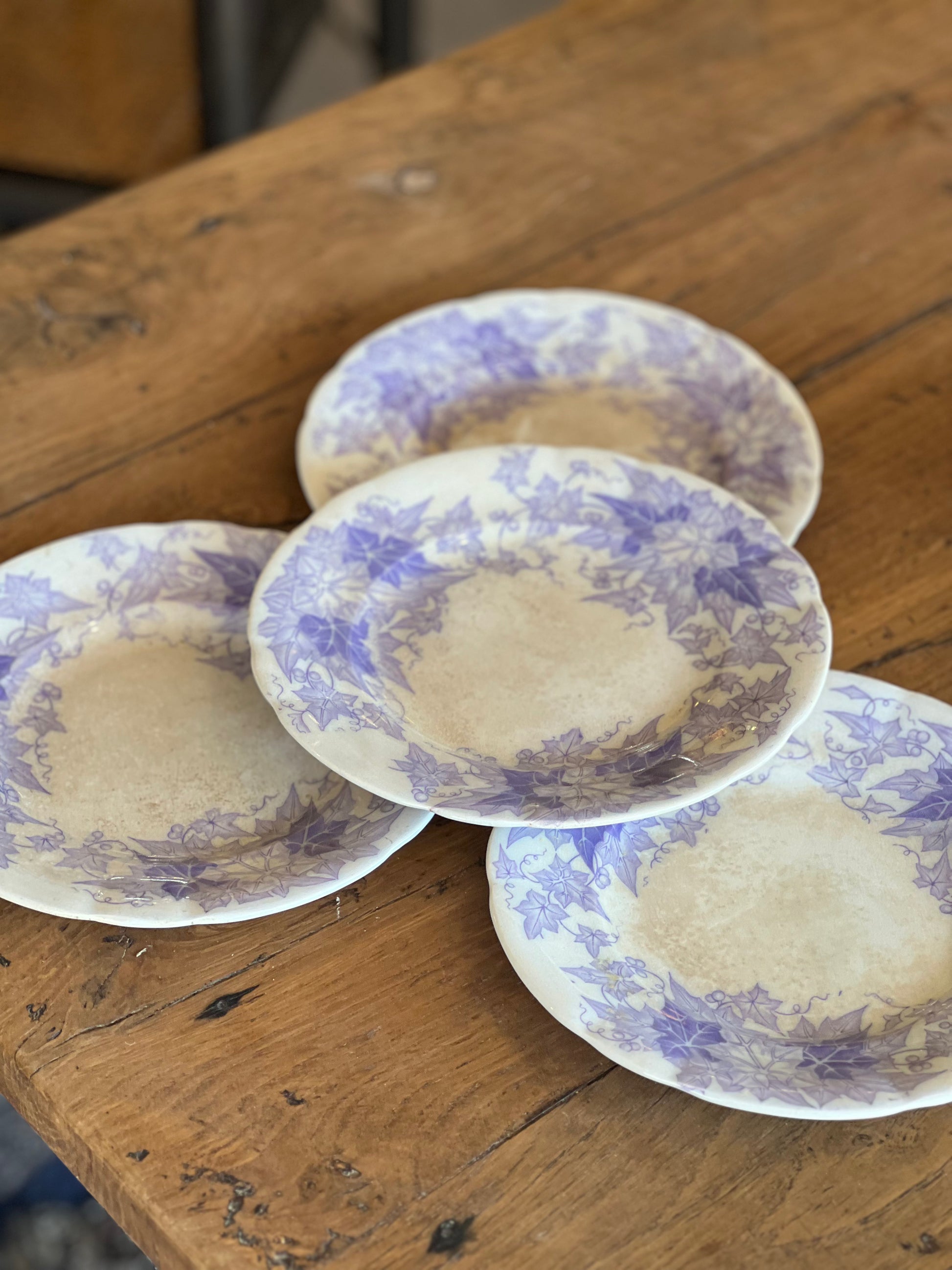 4 assiettes à dessert, Sarreguemines modèle Bryonia, tâchées mais ni fêlées ni ébréchées.
