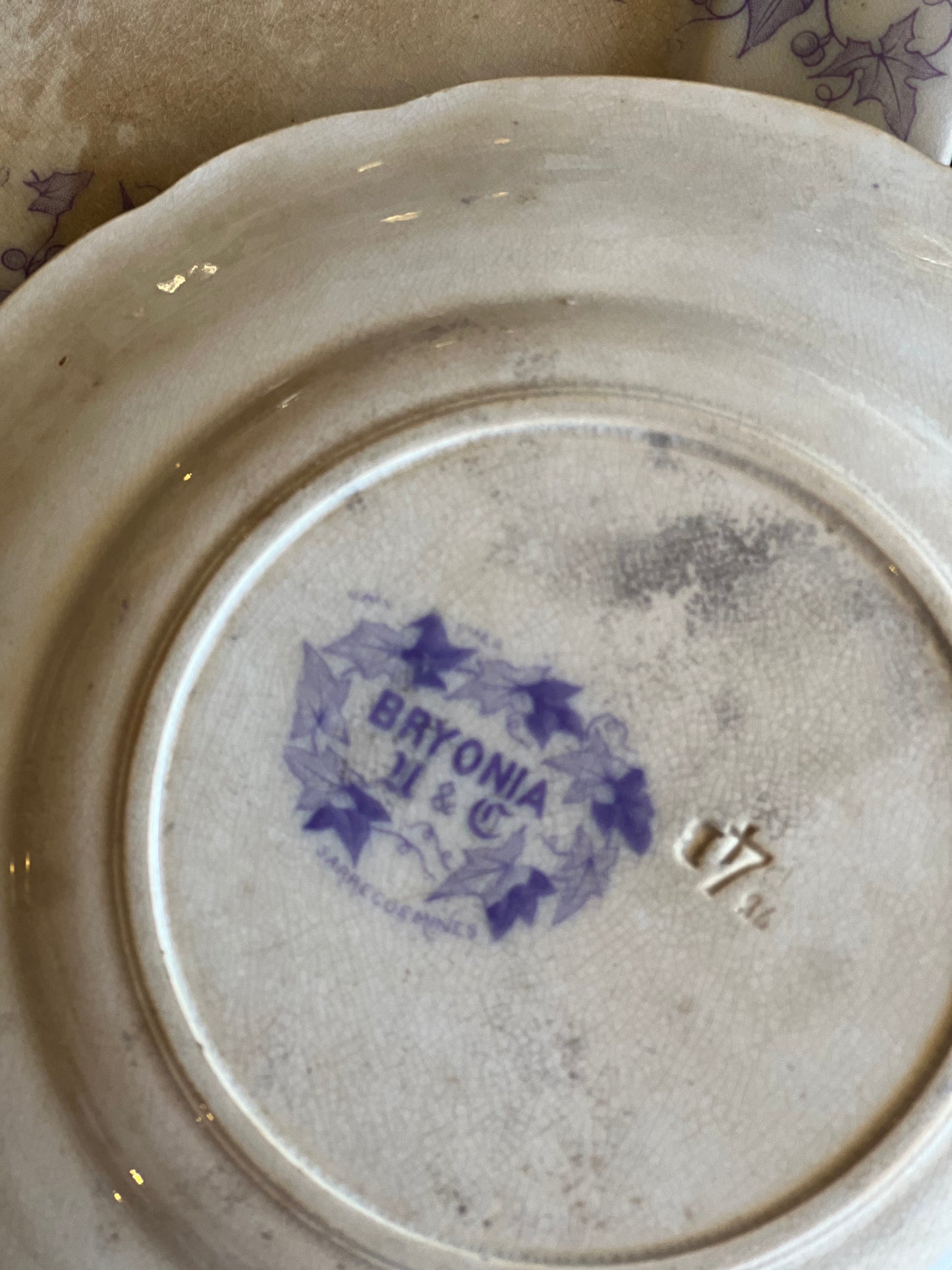 4 assiettes à dessert, Sarreguemines modèle Bryonia, tâchées mais ni fêlées ni ébréchées.