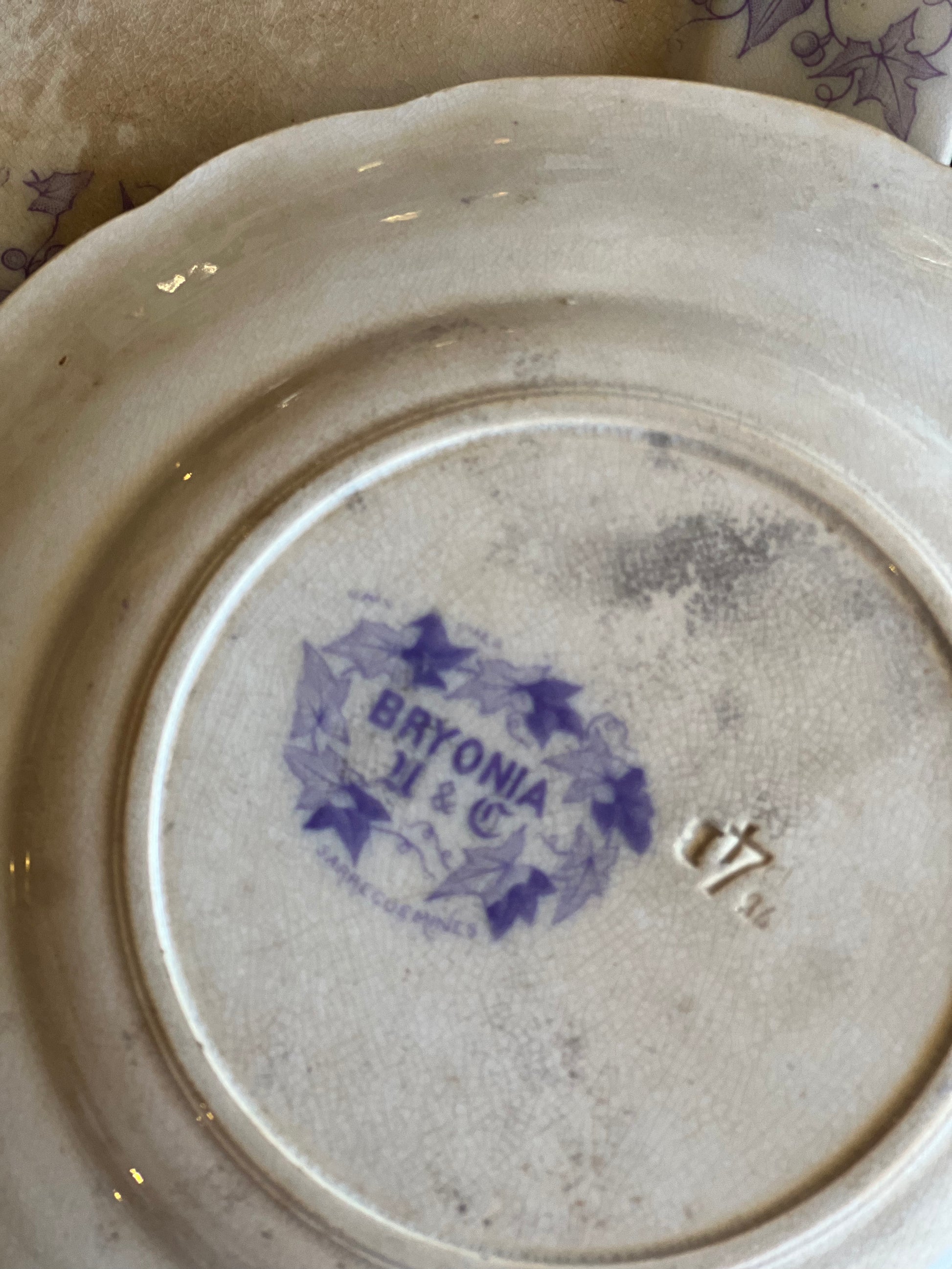4 assiettes à dessert, Sarreguemines modèle Bryonia, tâchées mais ni fêlées ni ébréchées.