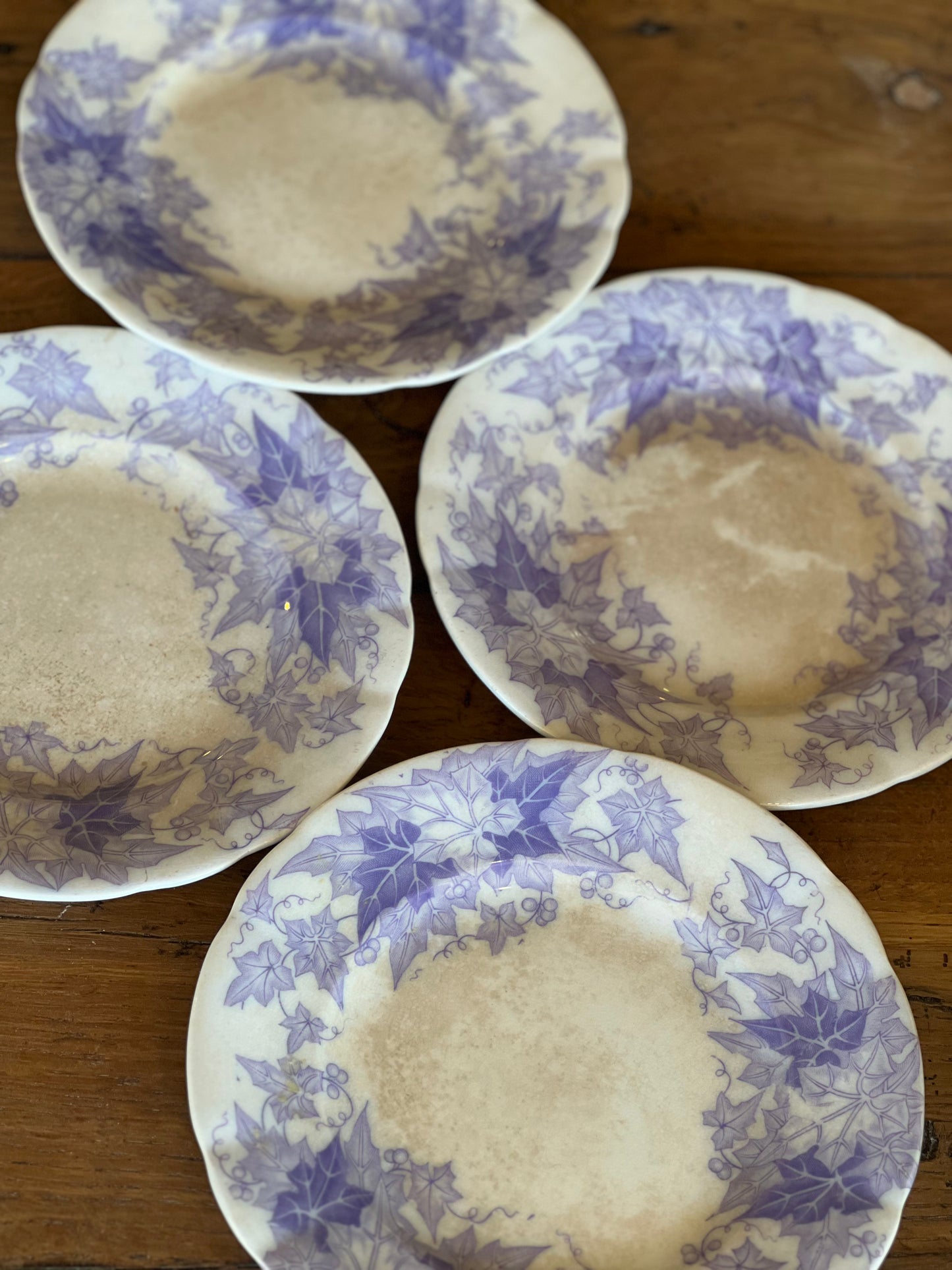 4 assiettes à dessert, Sarreguemines modèle Bryonia, tâchées mais ni fêlées ni ébréchées.