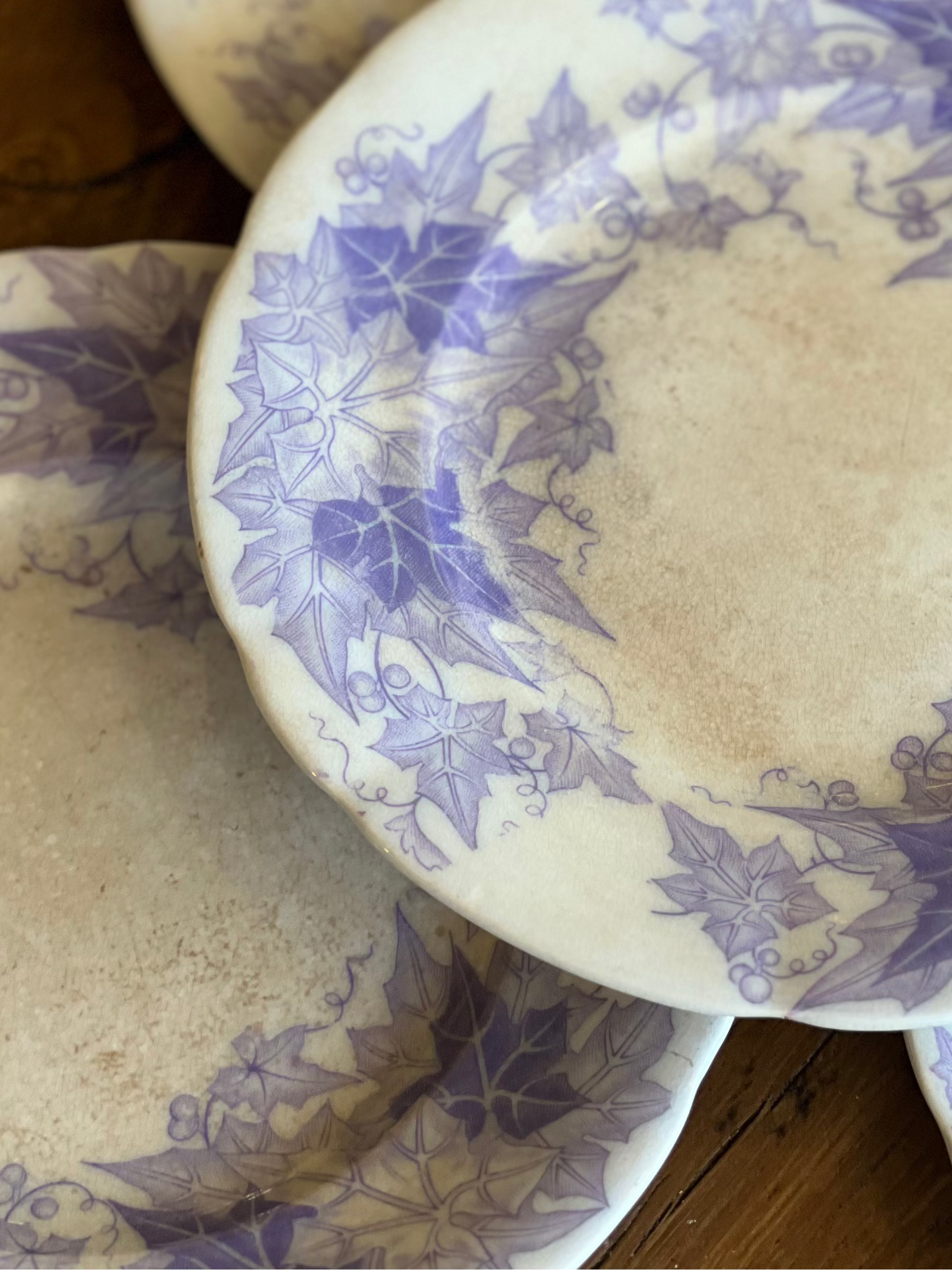 4 assiettes à dessert, Sarreguemines modèle Bryonia, tâchées mais ni fêlées ni ébréchées.