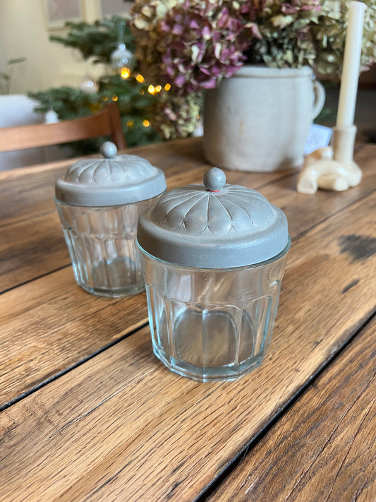 Petit bocaux avec couvercles en étain.