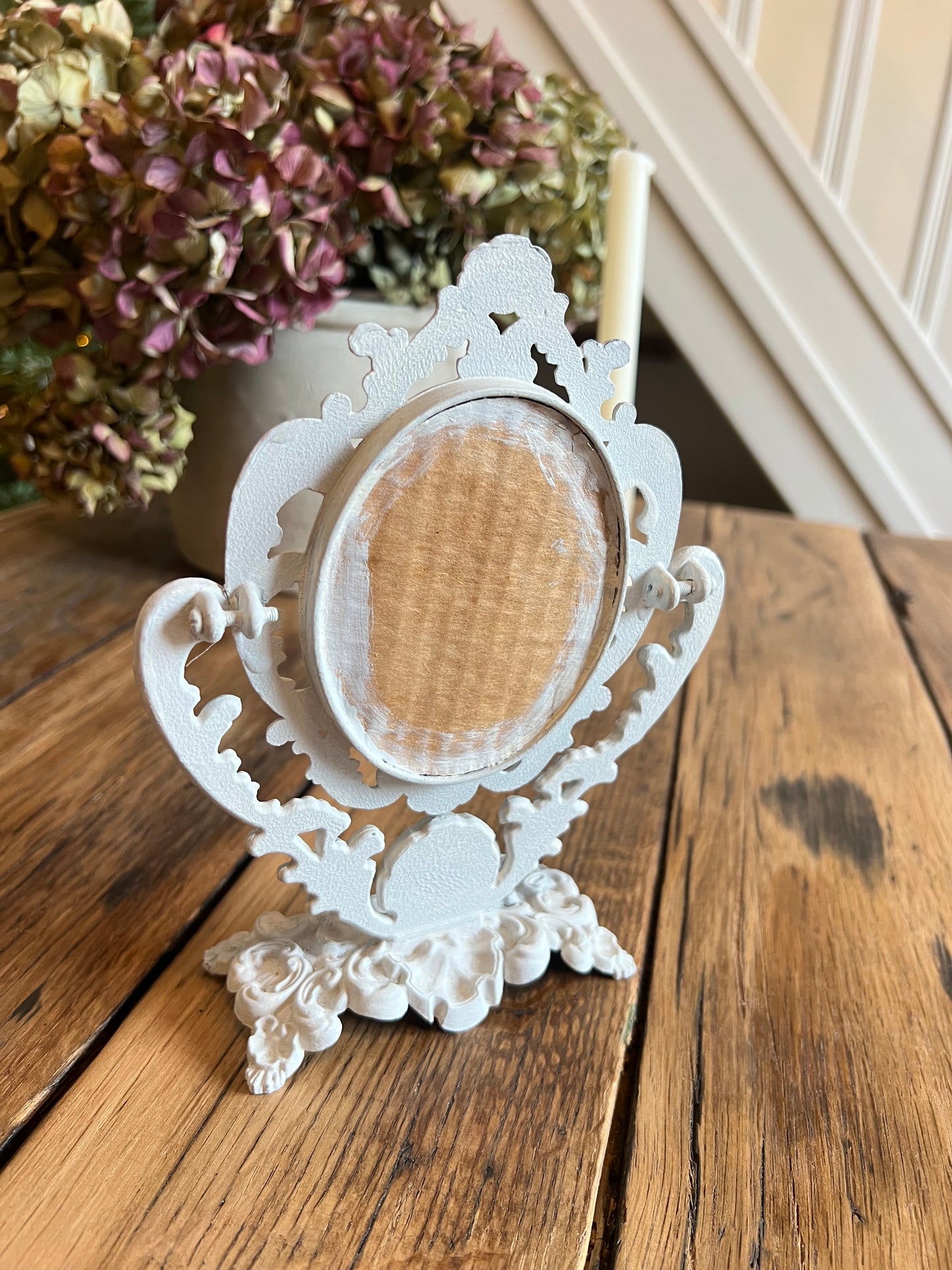 Mini miroir baroque, orientable, en métal, peint en beige.