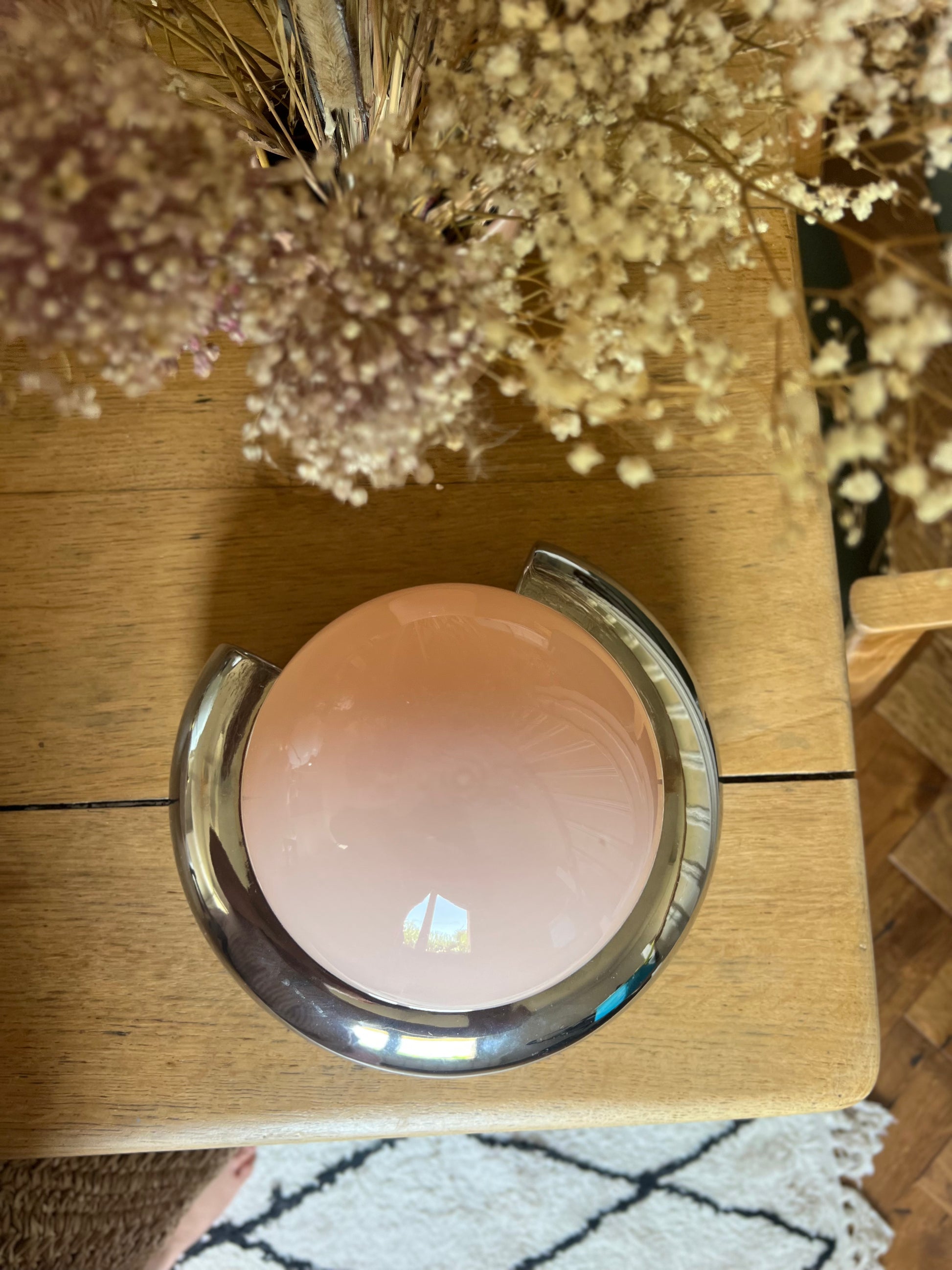 Applique chromée en céramique, globe en verre rose, création unique, électricité neuve.