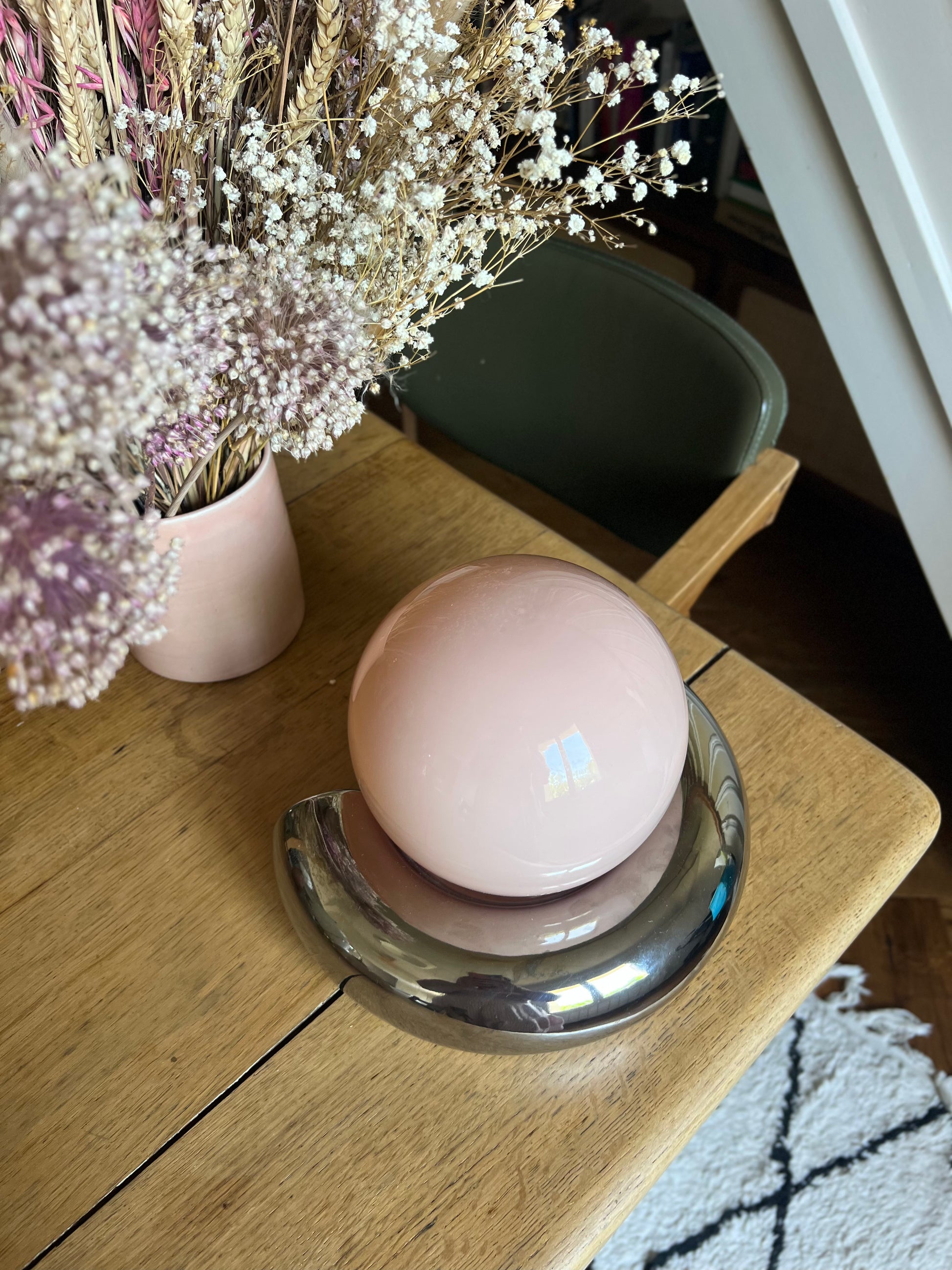 Applique chromée en céramique, globe en verre rose, création unique, électricité neuve.