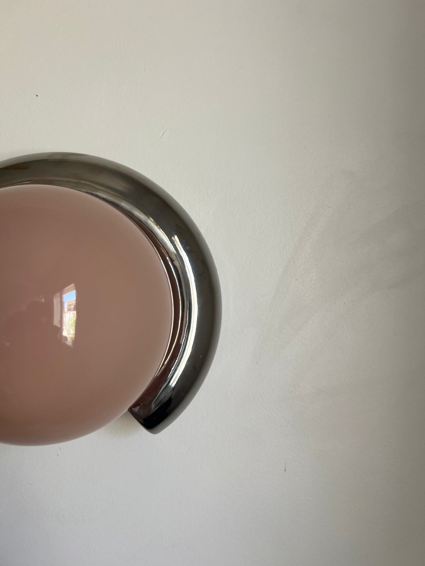 Applique chromée en céramique, globe en verre rose, création unique, électricité neuve.