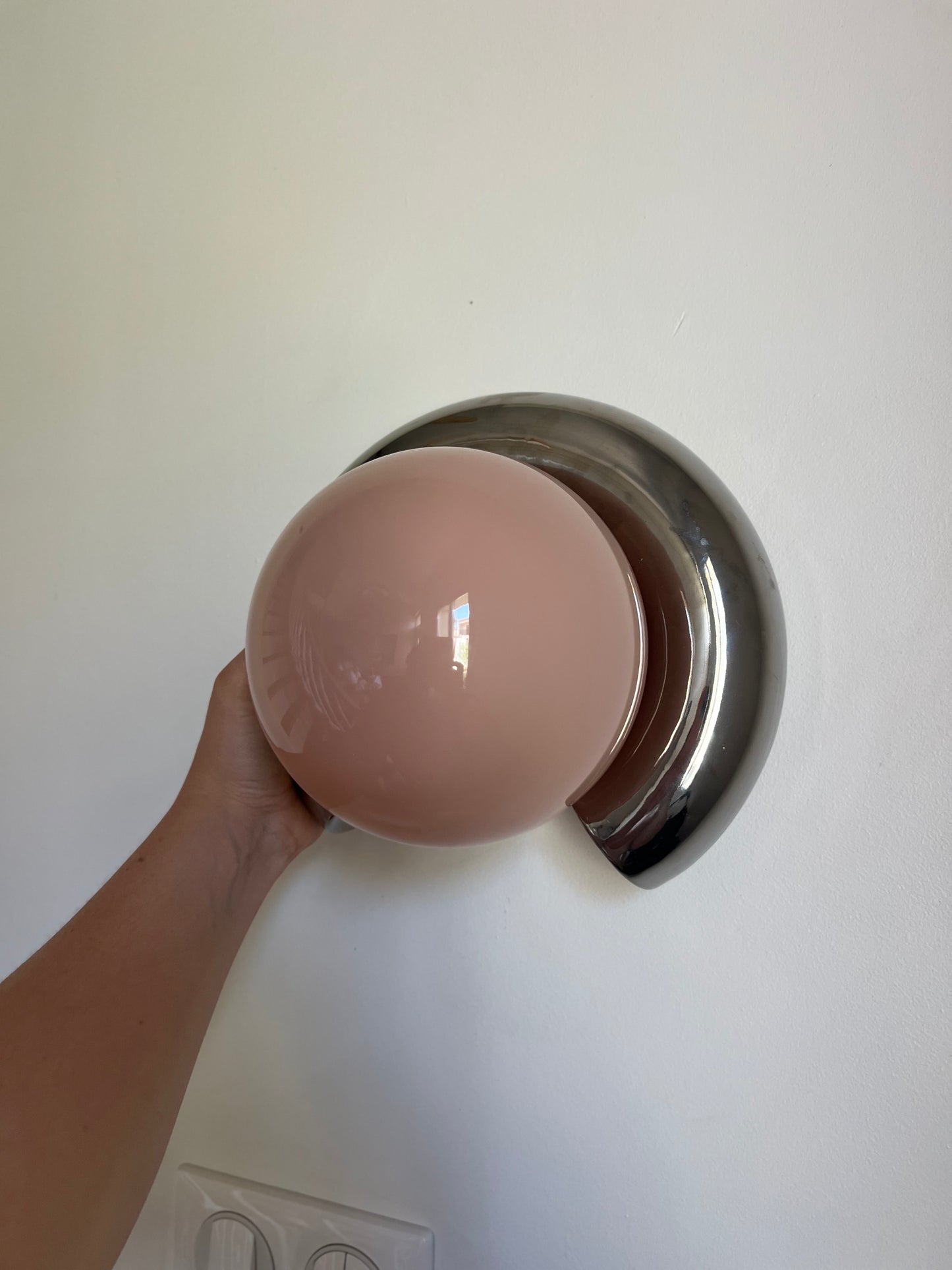 Applique chromée en céramique, globe en verre rose, création unique, électricité neuve.