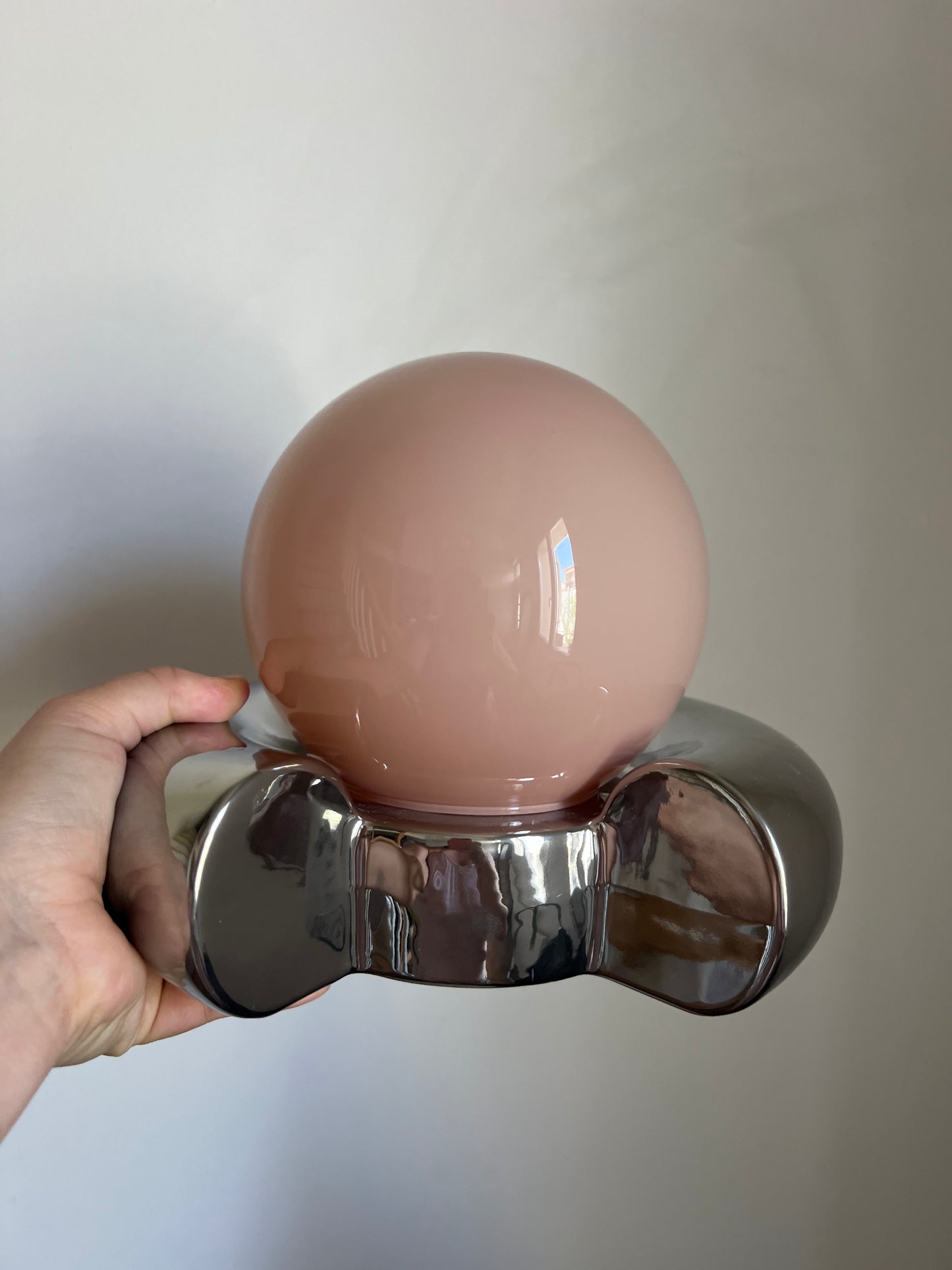 Applique chromée en céramique, globe en verre rose, création unique, électricité neuve.