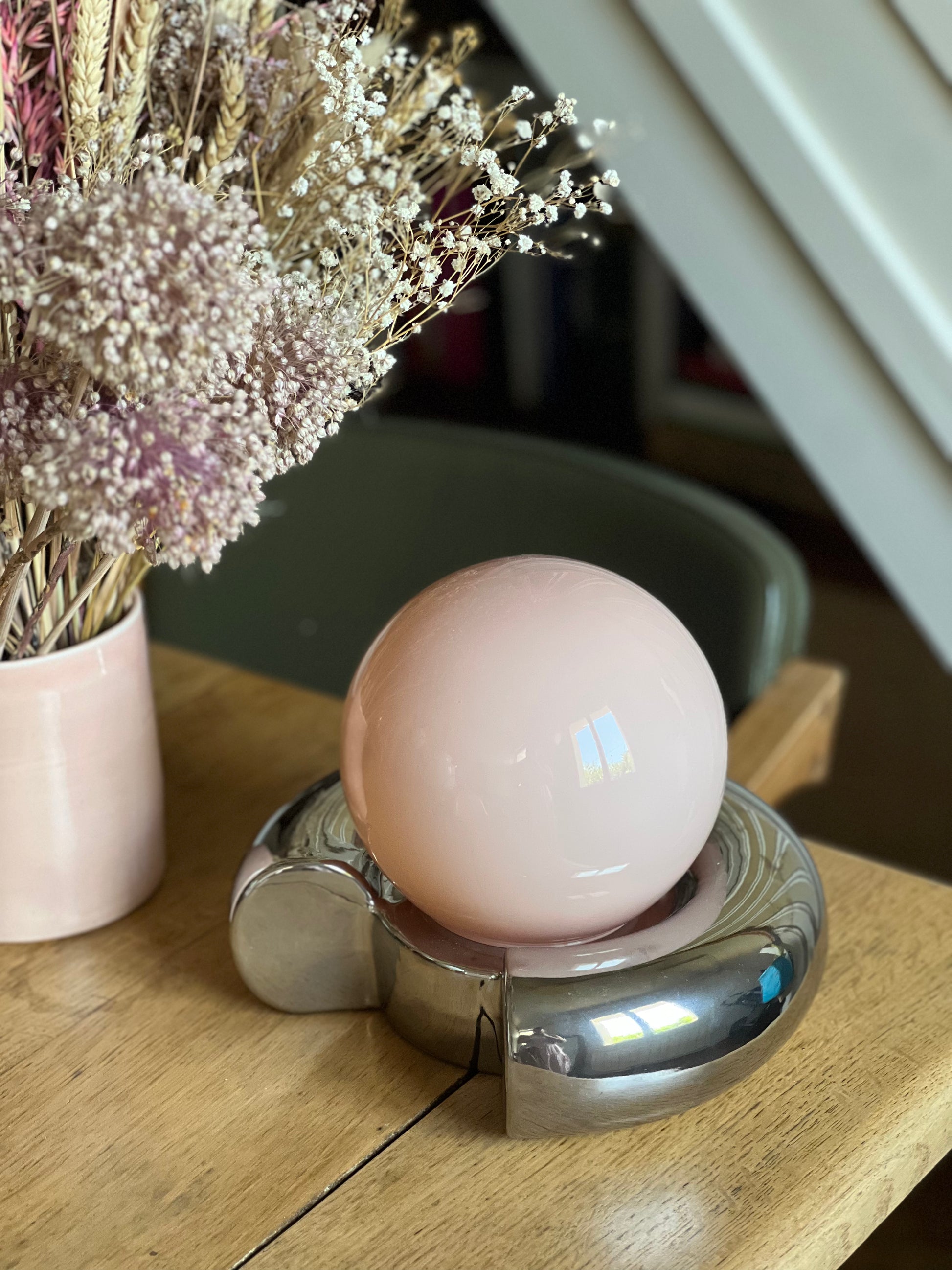 Applique chromée en céramique, globe en verre rose, création unique, électricité neuve.