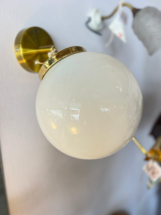 Applique, le globe est chiné, le reste est neuf, la douille est une e27.