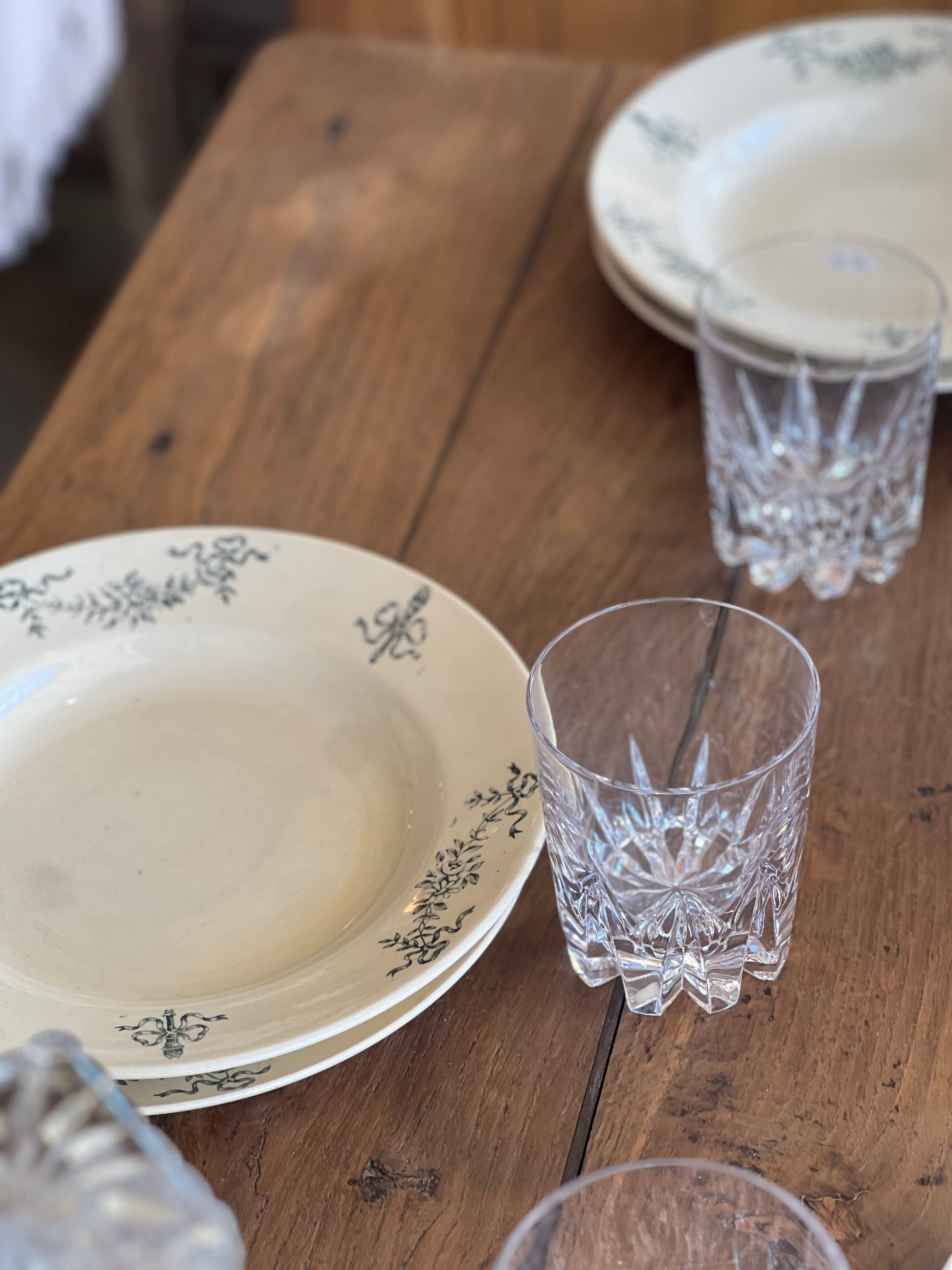 8 assiettes Longchamp, modèle Sapho, 4 plates et 4 à soupe, en parfait état.&nbsp;