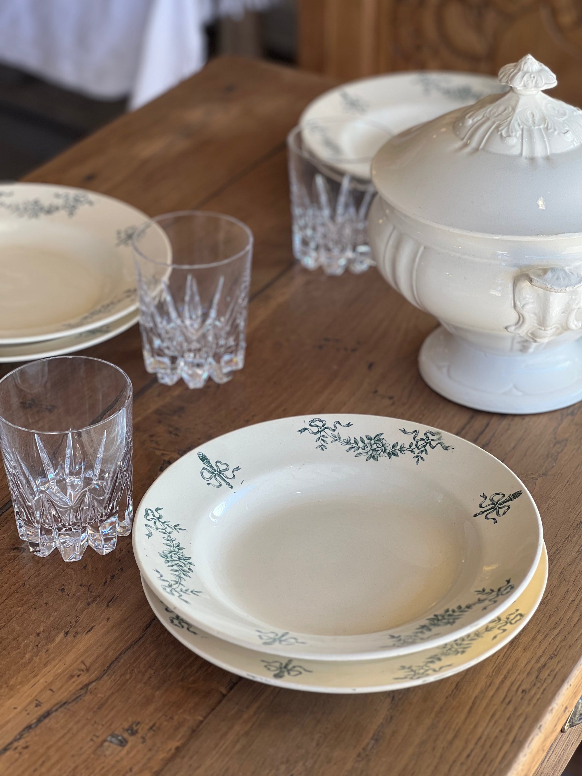 8 assiettes Longchamp, modèle Sapho, 4 plates et 4 à soupe, en parfait état.&nbsp;