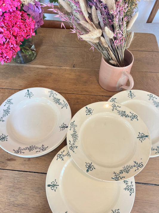 8 assiettes Longchamp modèle Sapho, 4 plates et 4 à soupe, parfait état.&nbsp;
