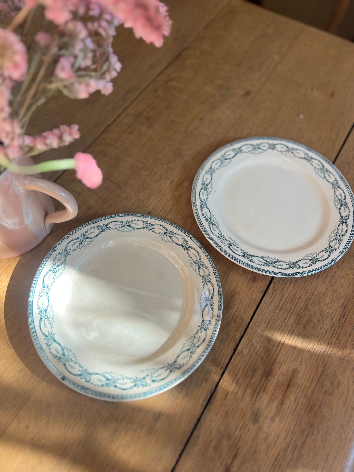 2 assiettes plates, Salins modèle Récamier, parfait état.