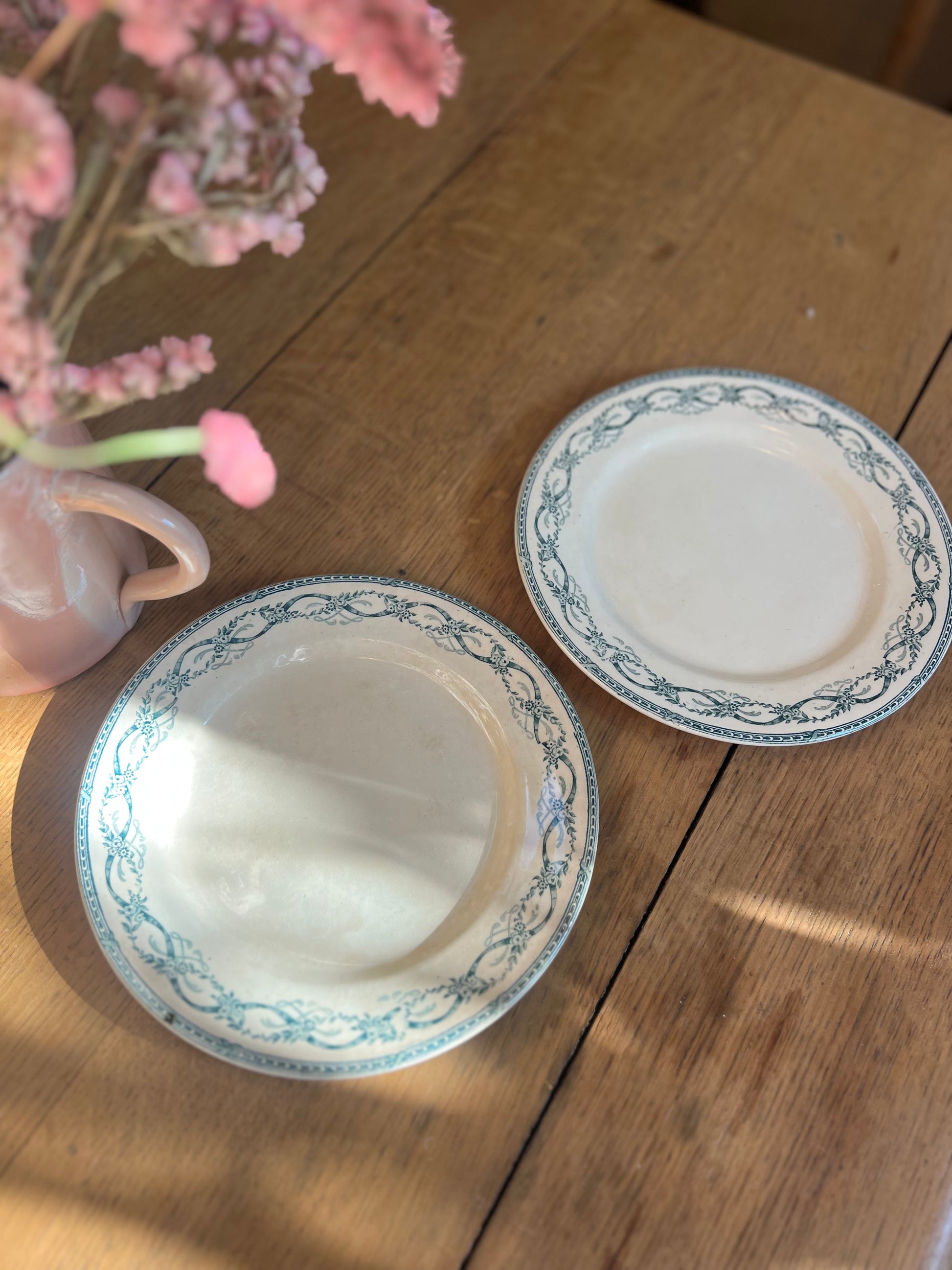 2 assiettes plates, Salins modèle Récamier, parfait état.