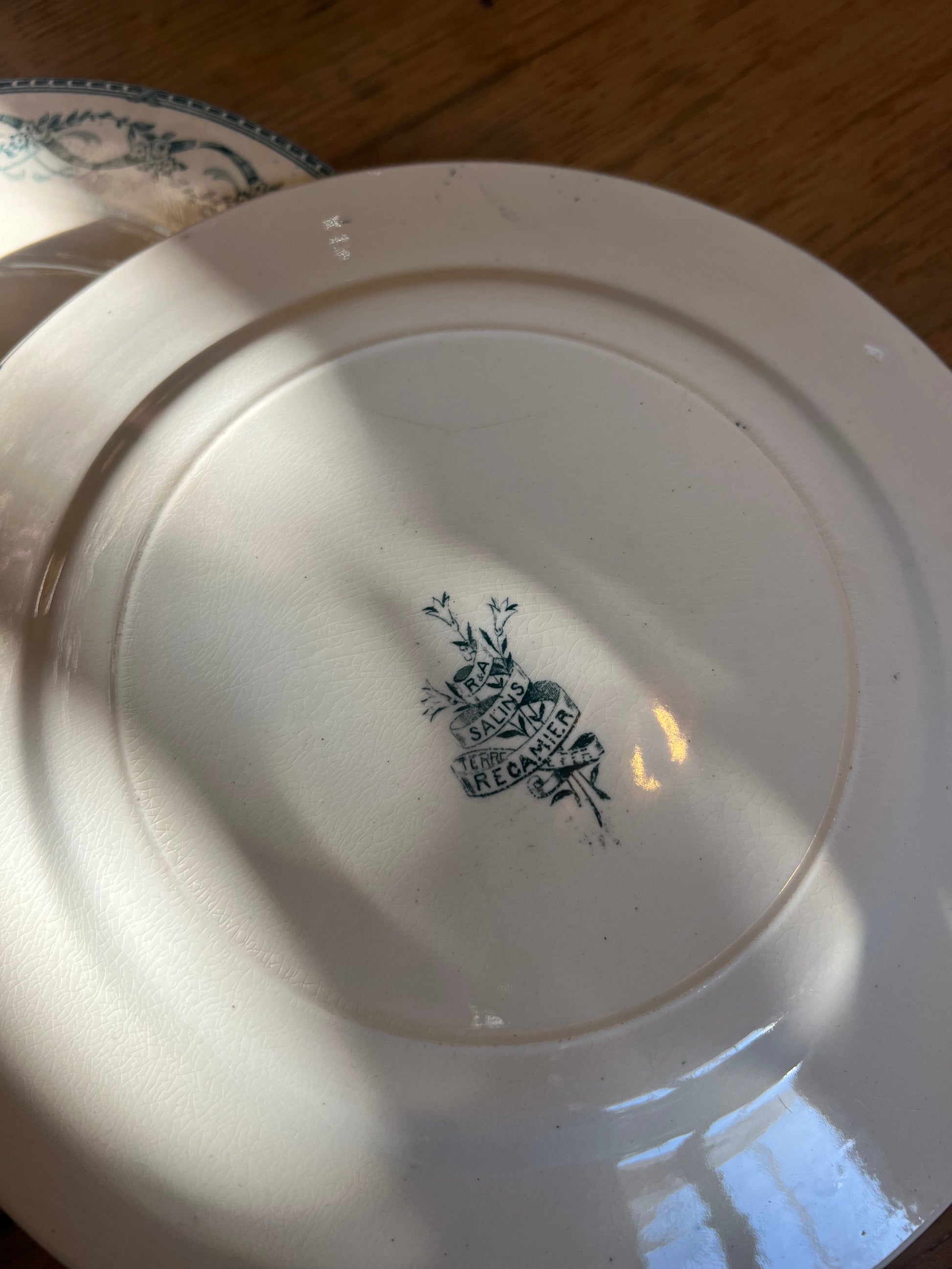 2 assiettes plates, Salins modèle Récamier, parfait état.