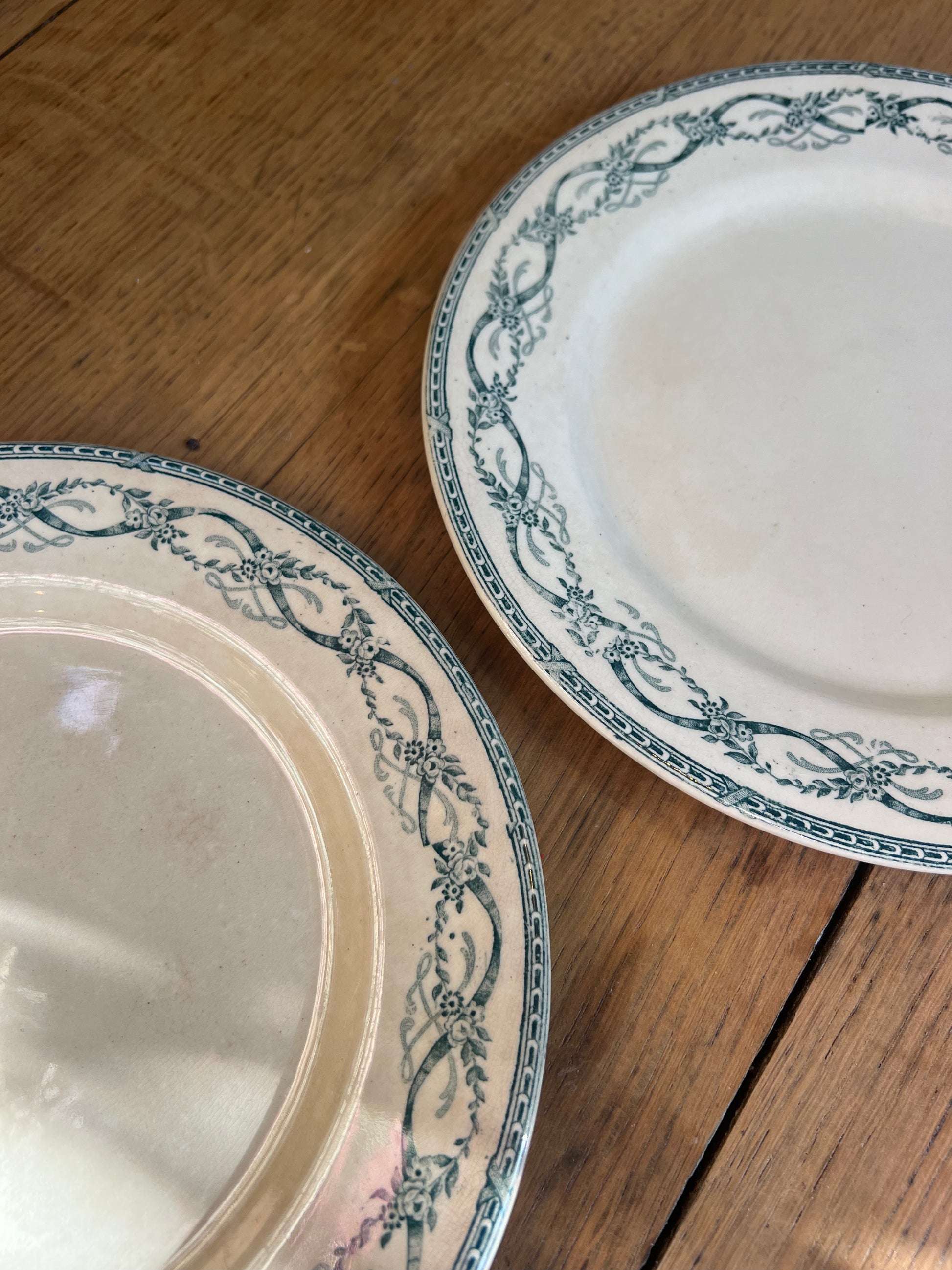 2 assiettes plates, Salins modèle Récamier, parfait état.