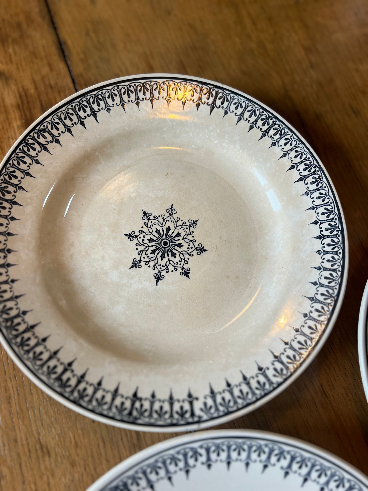 4 assiettes plates, Saint Amand modèle Primax, légèrement tâchées.