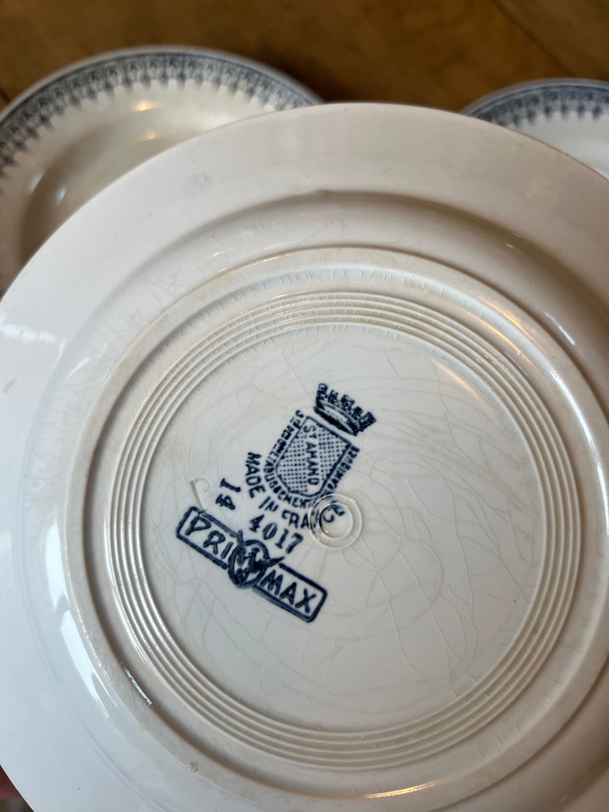 4 assiettes plates, Saint Amand modèle Primax, légèrement tâchées.