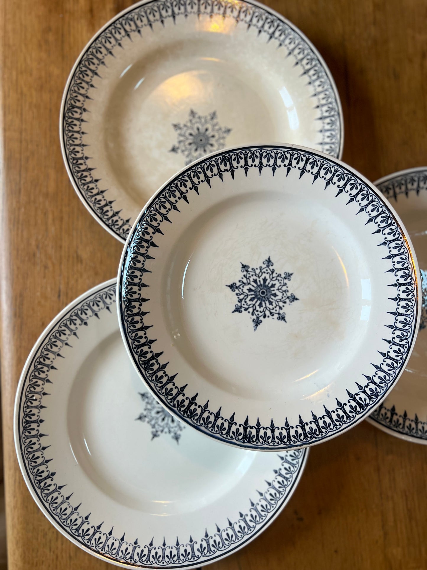 4 assiettes plates, Saint Amand modèle Primax, légèrement tâchées.