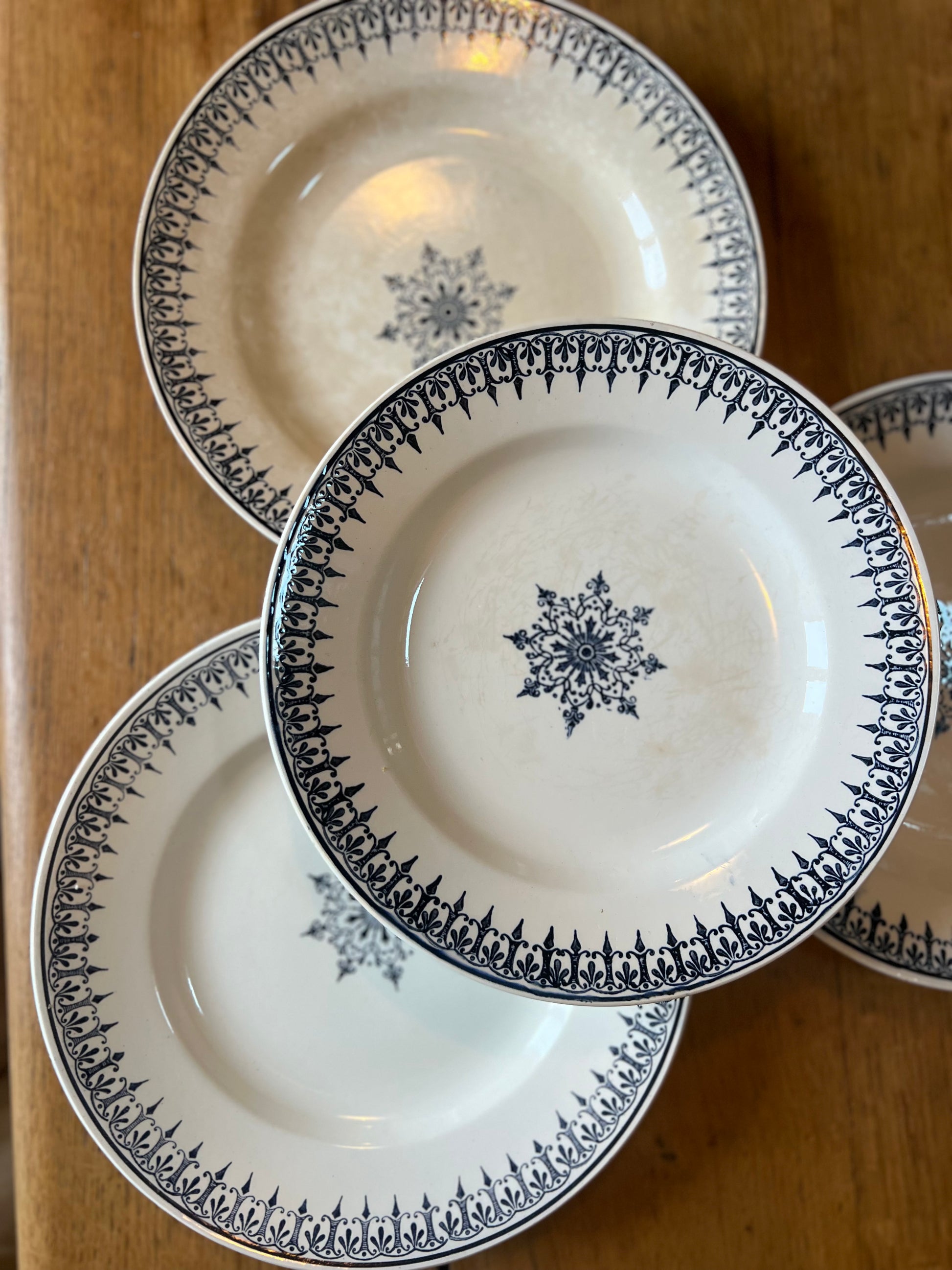 4 assiettes plates, Saint Amand modèle Primax, légèrement tâchées.