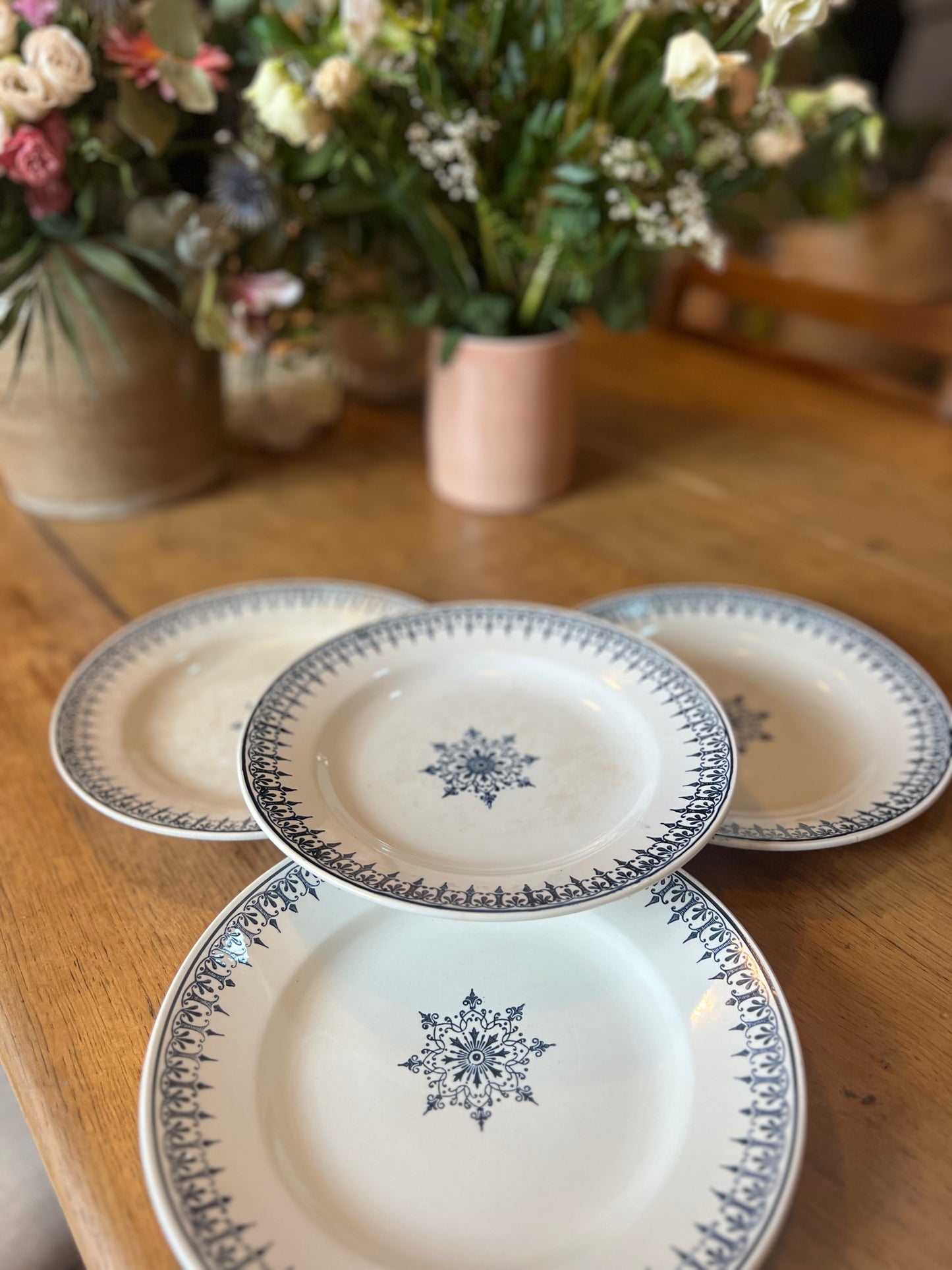 4 assiettes plates, Saint Amand modèle Primax, légèrement tâchées.