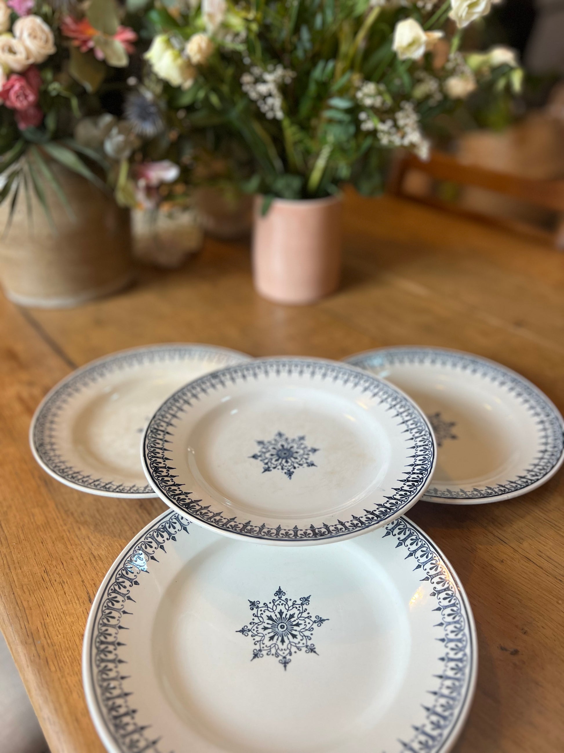 4 assiettes plates, Saint Amand modèle Primax, légèrement tâchées.