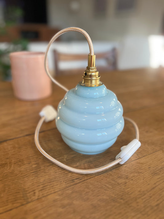 Baladeuse bleu bébé, l'électricité est neuve, la verrerie est chinée, douille e14.