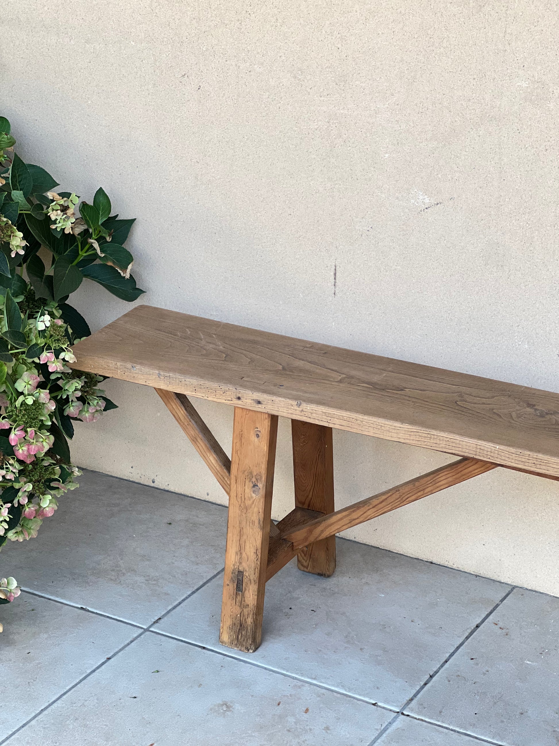 Banc, très long, dessus en chêne et piétement en pin, solide.