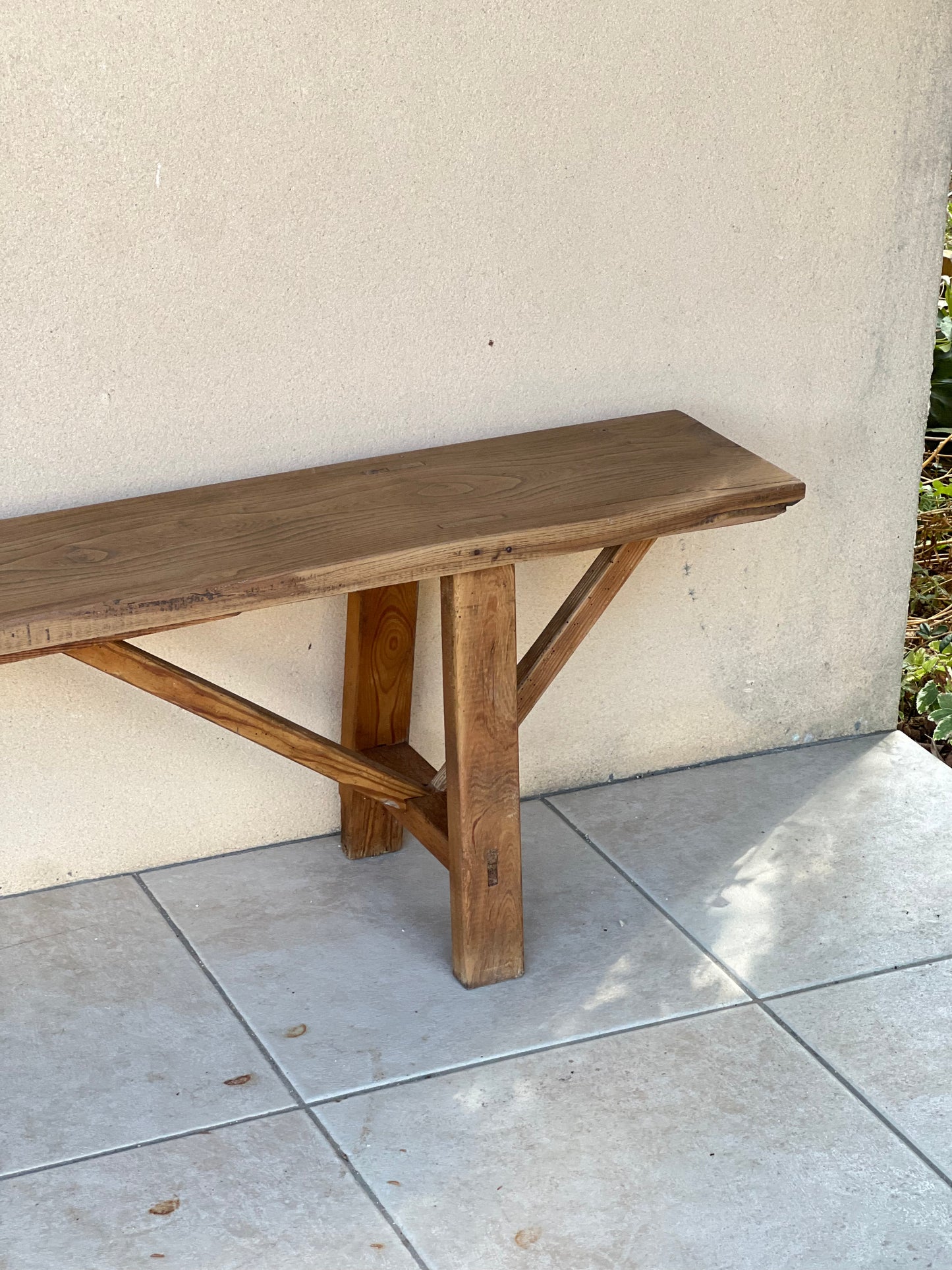 Banc, très long, dessus en chêne et piétement en pin, solide.