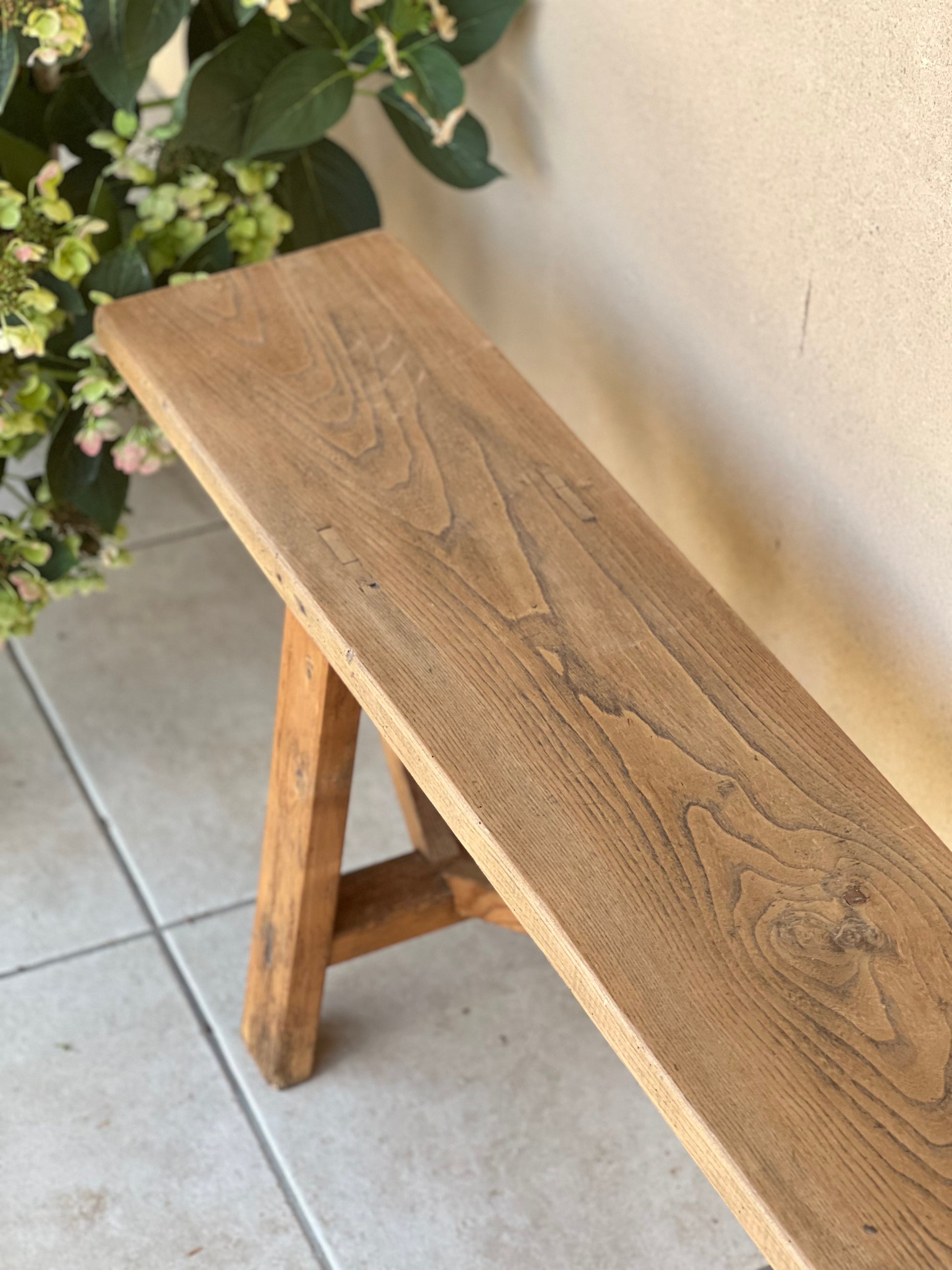 Banc, très long, dessus en chêne et piétement en pin, solide.