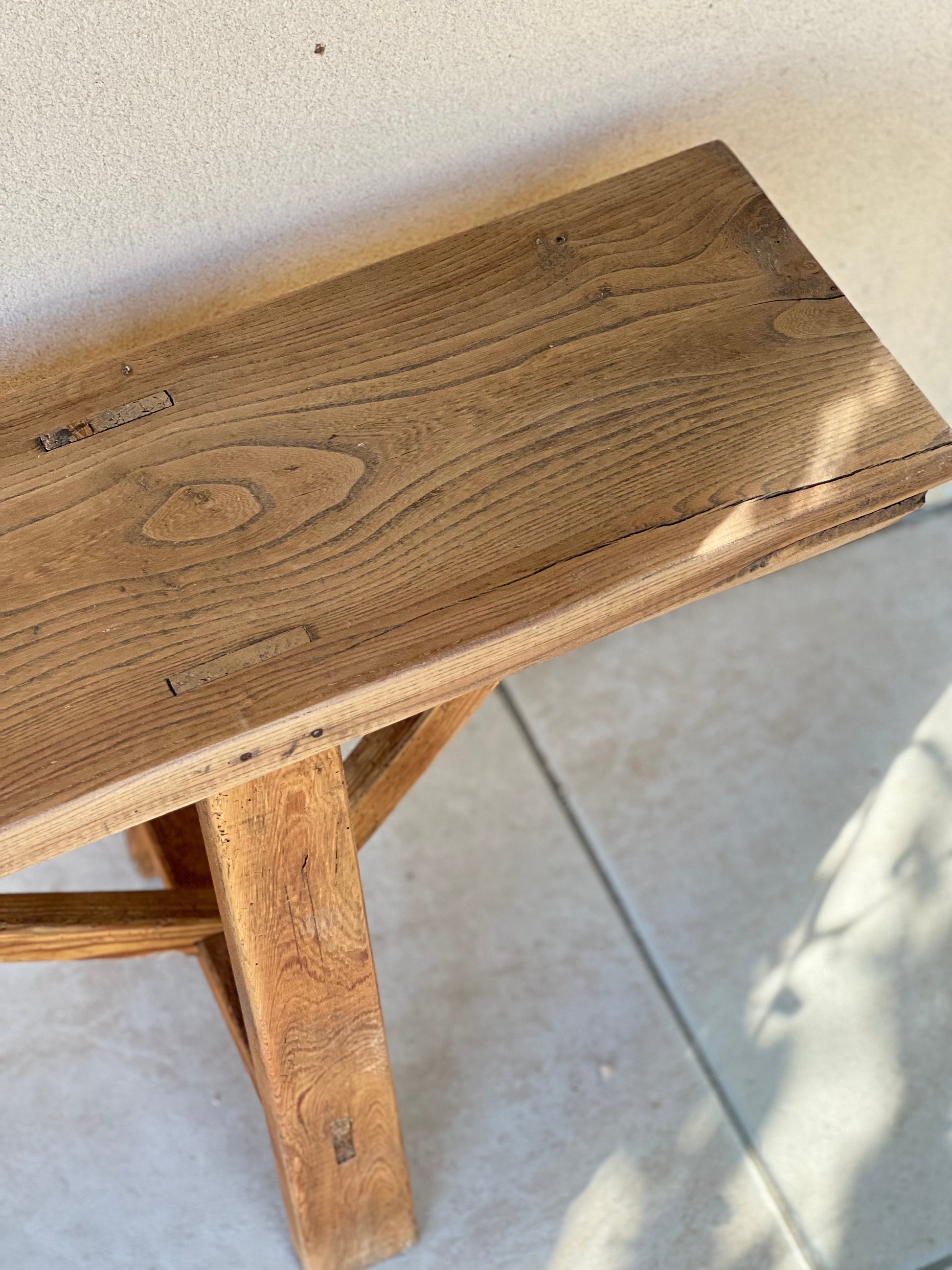 Banc, très long, dessus en chêne et piétement en pin, solide.