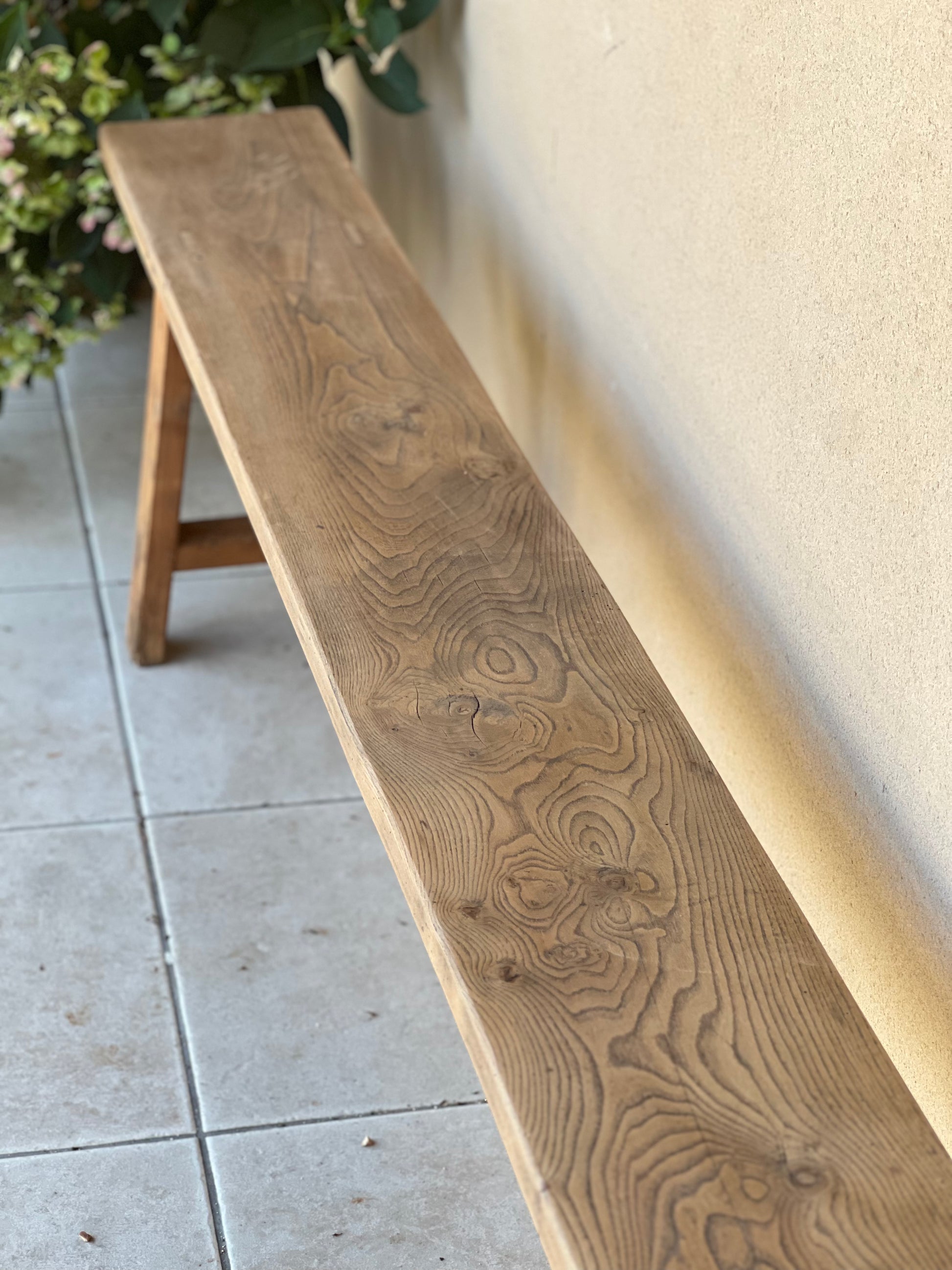 Banc, très long, dessus en chêne et piétement en pin, solide.