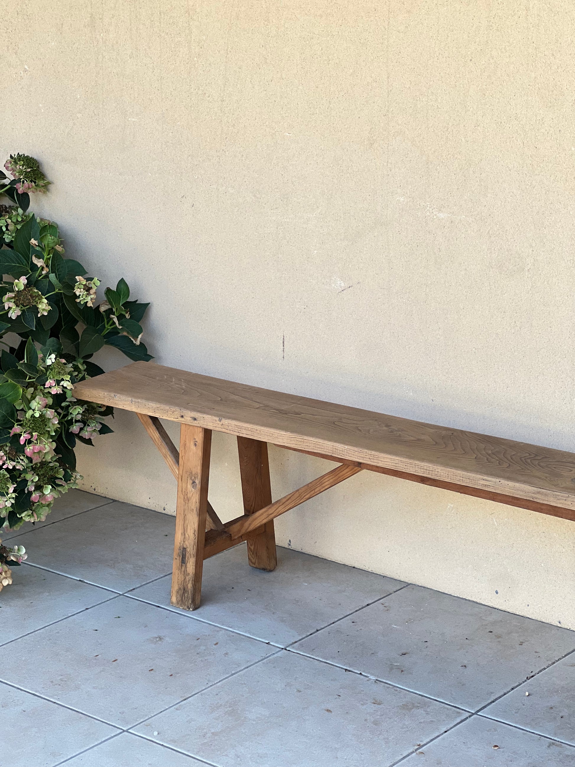 Banc, très long, dessus en chêne et piétement en pin, solide.