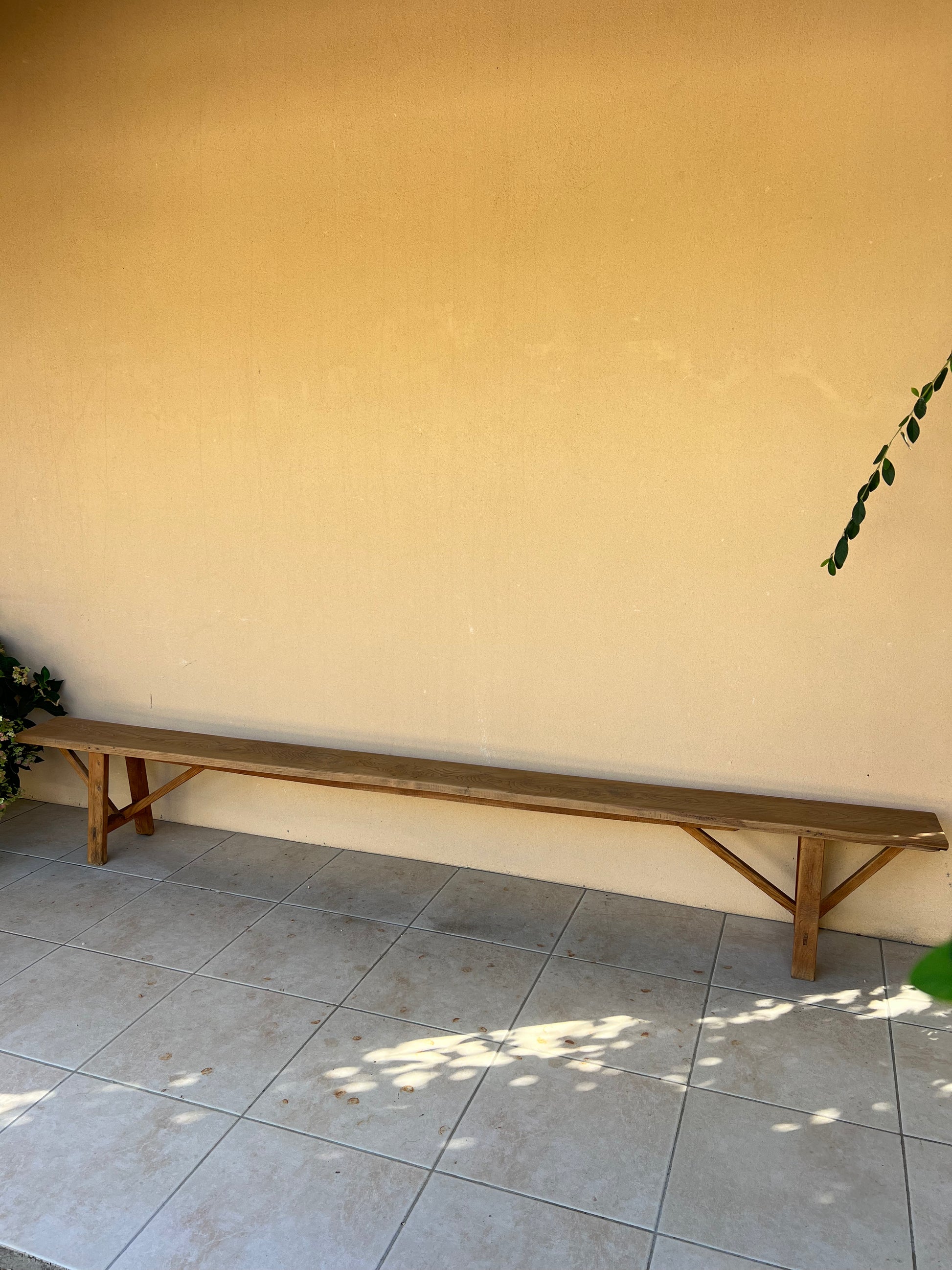 Banc, très long, dessus en chêne et piétement en pin, solide.