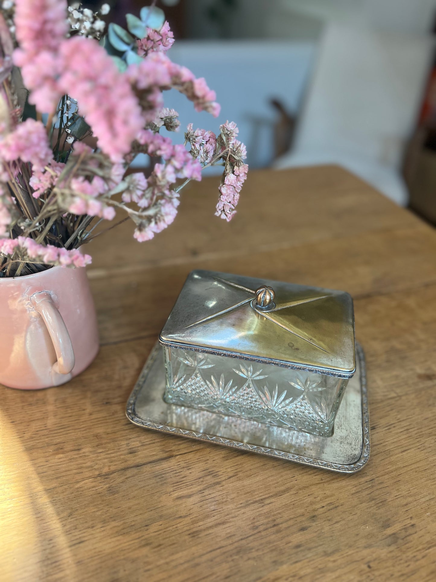 Bonbonnière en verre ciselé et métal, en parfait état.